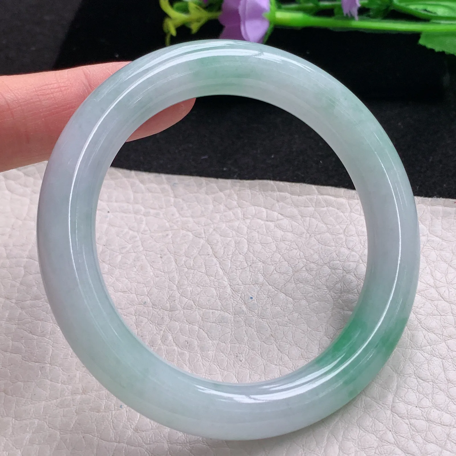 js自然光57*10.3美人镯 缅甸翡翠玉手镯飘绿水润圆条玉手环 美人镯