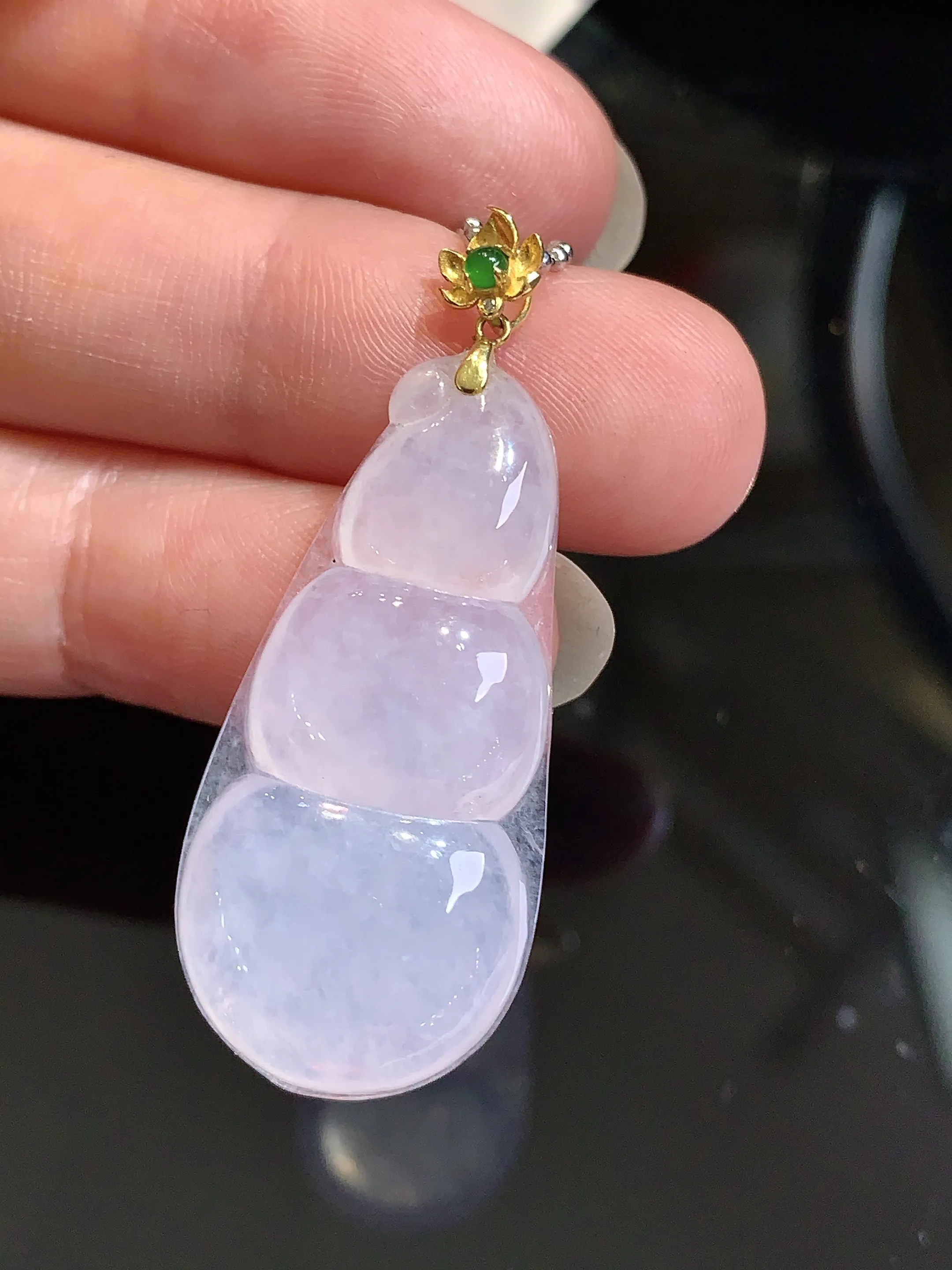 18k金钻镶嵌冰种四季豆吊坠 玉质细腻 色泽清新艳丽 整体尺寸39.3*16.1*6