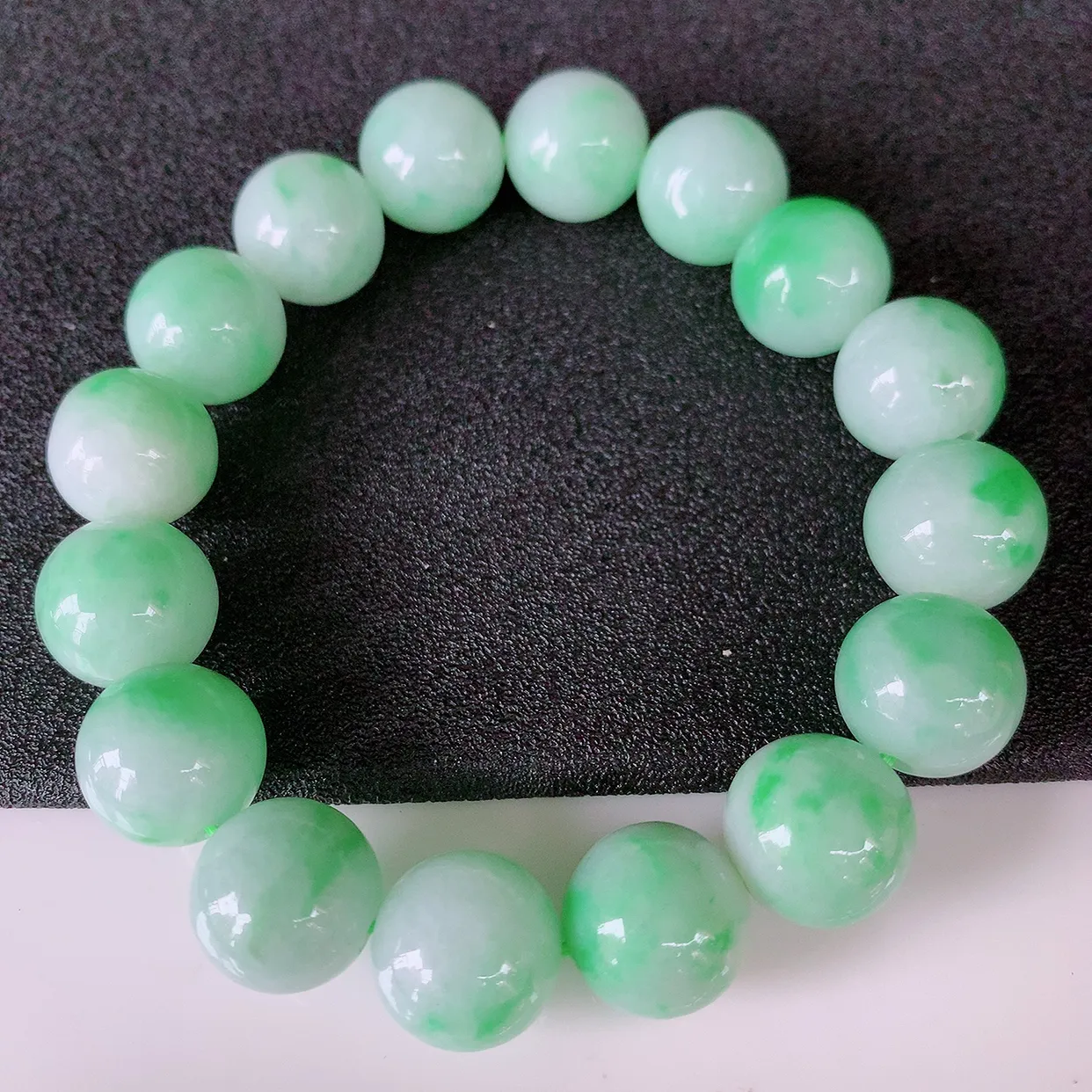 自然光实拍，冰润飘绿翡翠手串手链，种老水足，冰清玉润  颜色漂亮  #001.1取一尺寸12.8