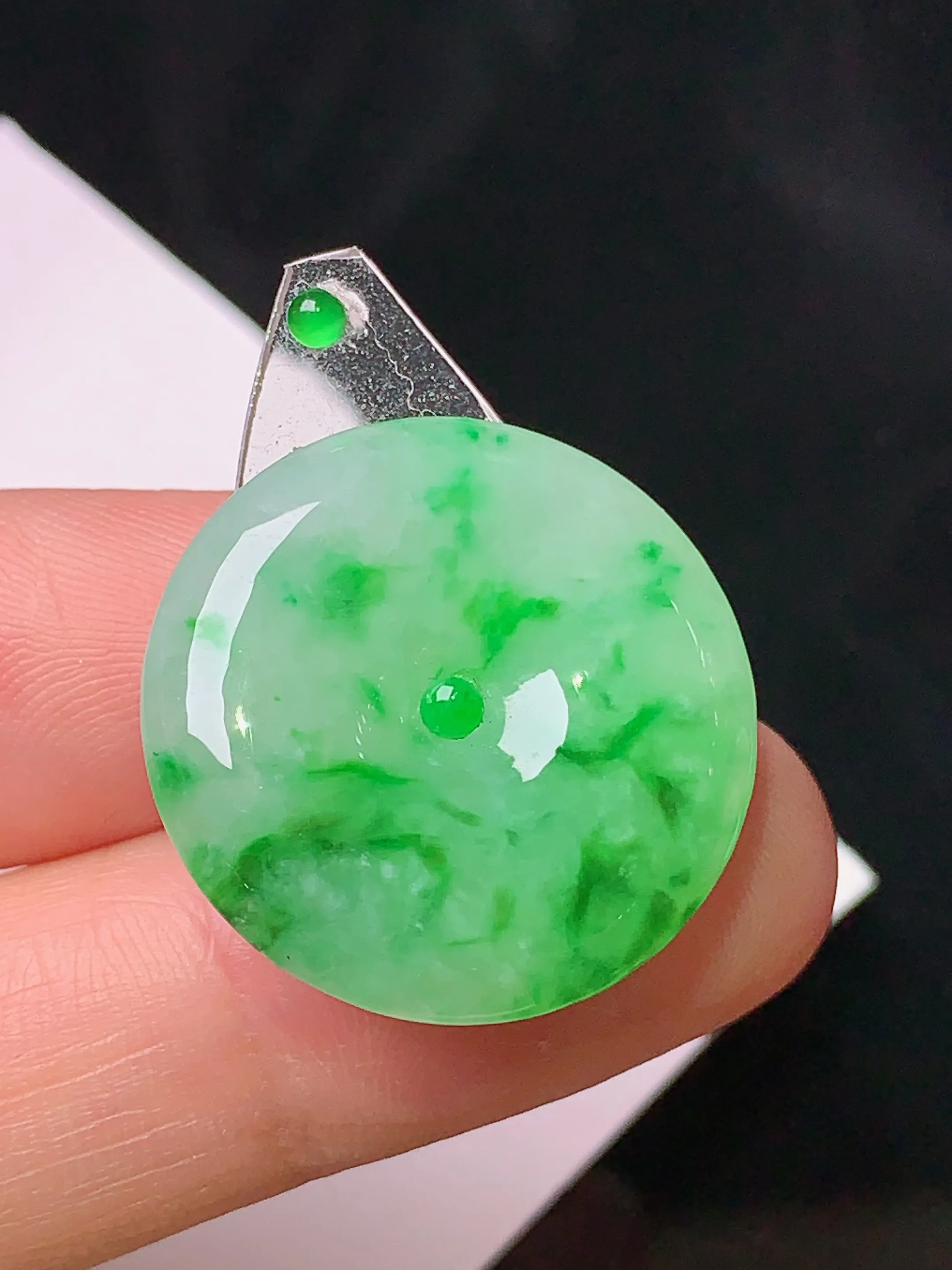 镶嵌款 飘绿平安扣吊坠 玉质细腻 色泽清新艳丽 整体尺寸22.5*4.6