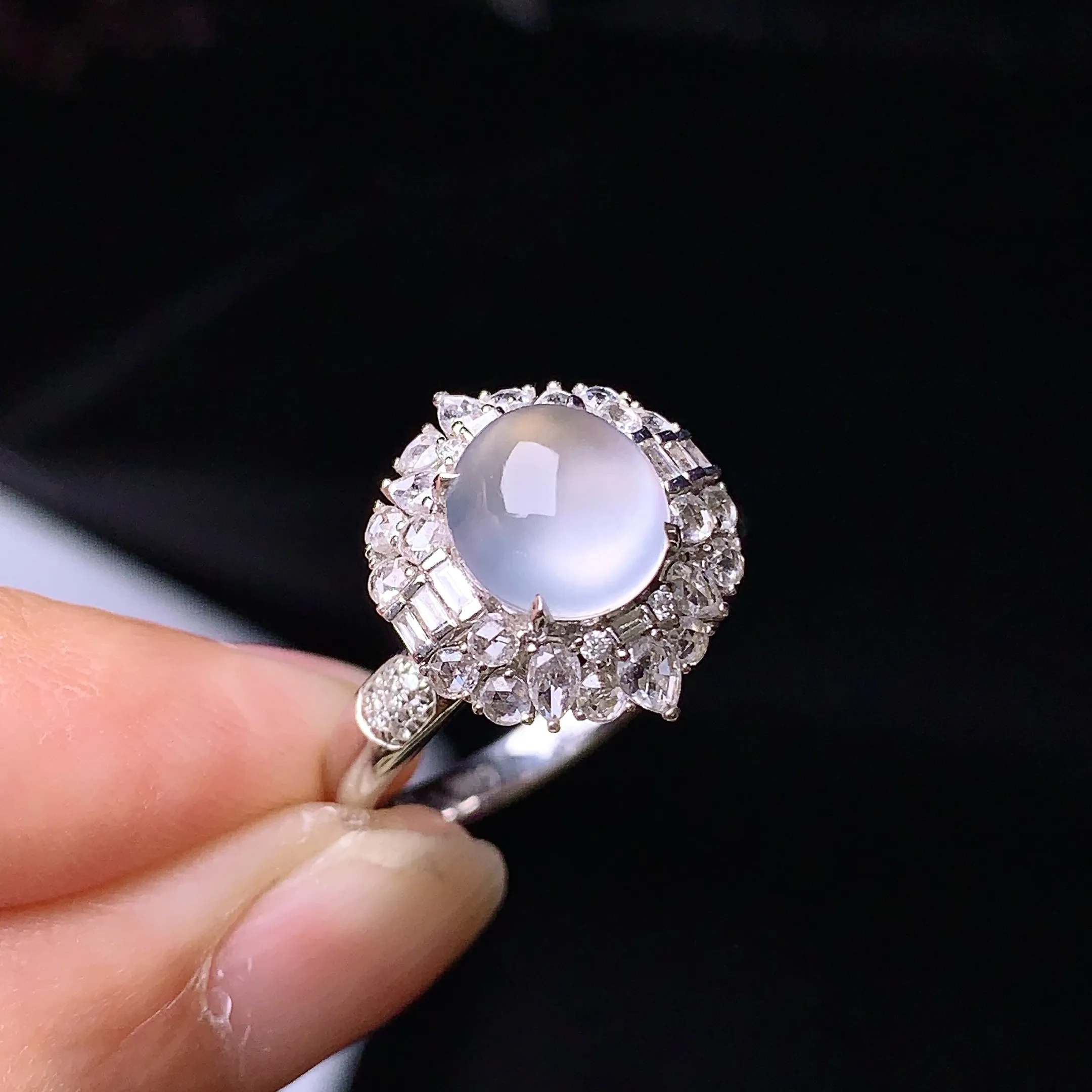 18k金钻镶嵌冰种蛋面戒指 玉质细腻 色泽清新艳丽 圈口14.5 整体尺寸14.7*12.8*10.