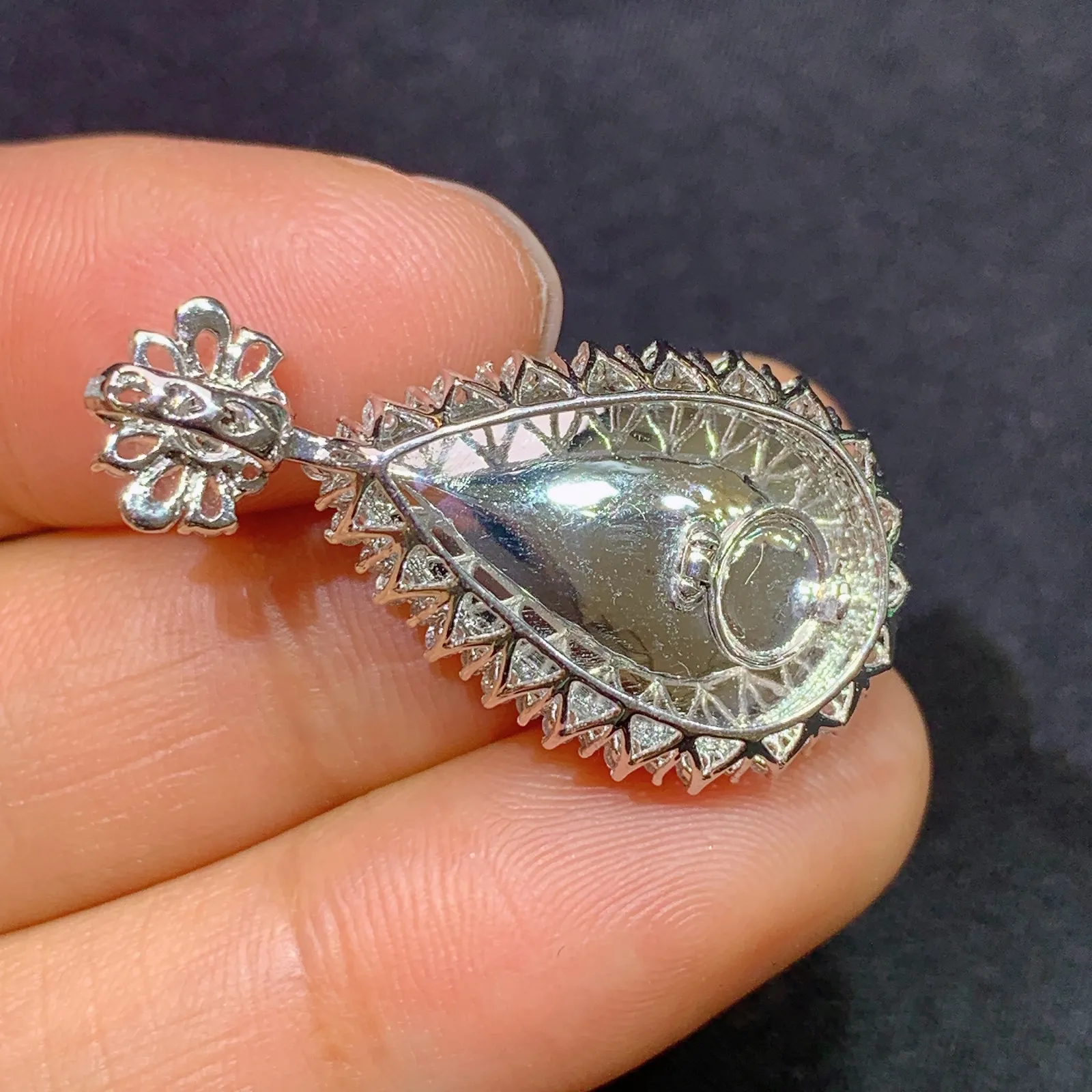 阳绿水滴吊坠，18k金镶嵌，色泽鲜阳，种水足 Xq 尺寸30.3*15.9*7.8