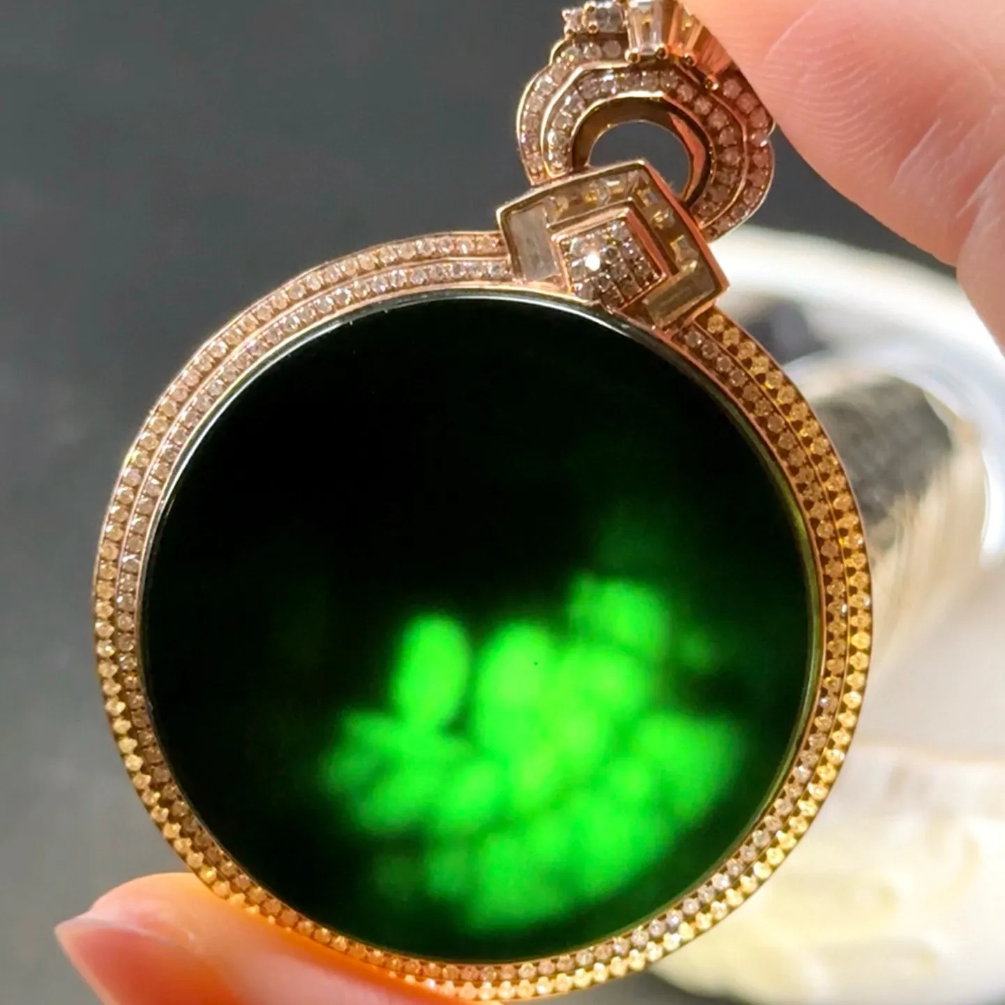 精品豪镶墨翠平安扣 种好色正 黑度极好 打灯通透 油性十足 满钻豪镶 尺寸54