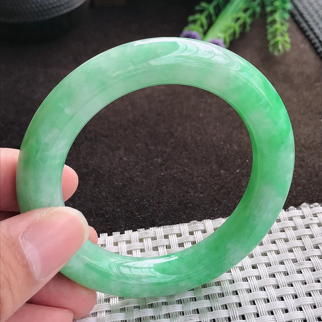 天然a货翡翠53/11.2老坑精美温润飘阳绿圆条手镯翡翠玉手镯