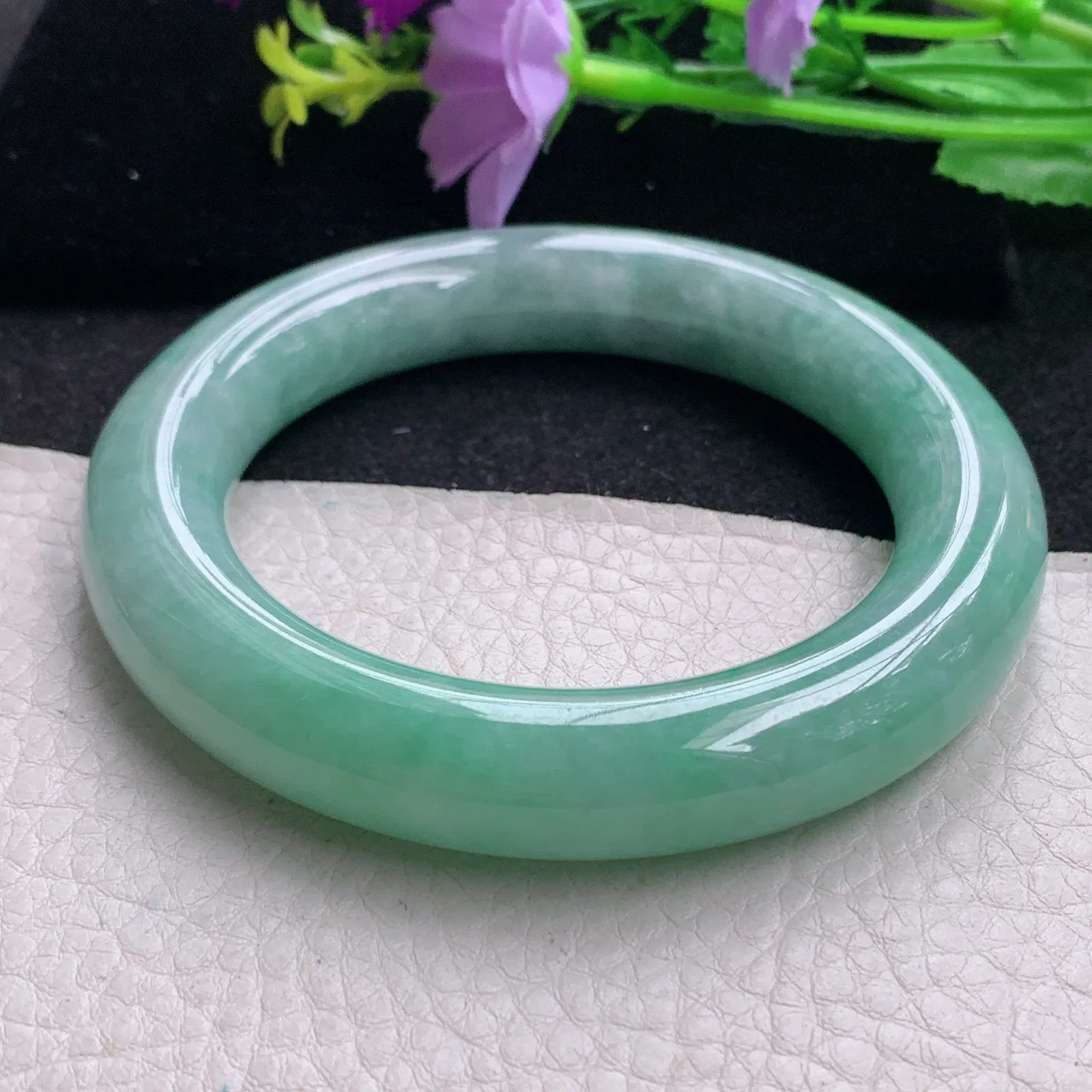 js自然光59*12.7胖圆镯 缅甸翡翠玉手镯飘绿大气圆条玉手环 美人镯