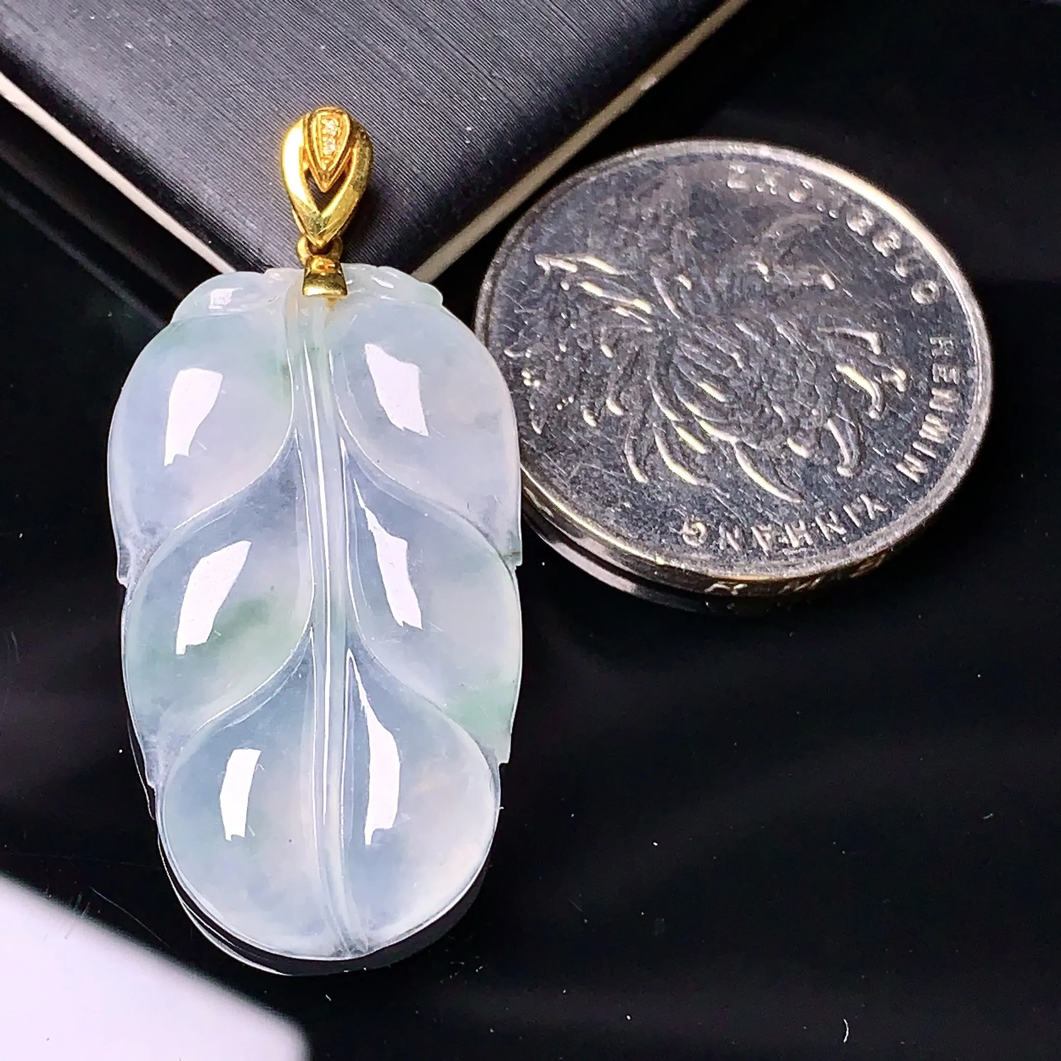 18k金镶嵌冰种树叶吊坠 玉质细腻 色泽清新艳丽 整体尺寸37.3*18*4