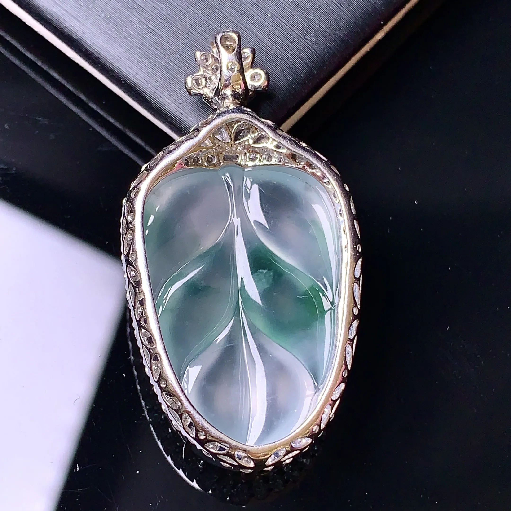 18k金钻镶嵌冰种树叶吊坠 玉质细腻 色泽清新艳丽 整体尺寸39.8*21.2*9.3