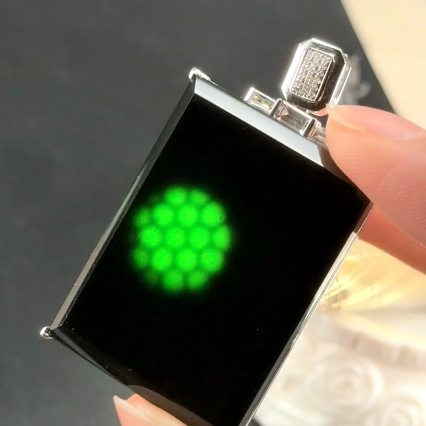 精品18k墨翠无事牌 种好色正 黑度极好 打灯通透 油性十足  尺寸49.1