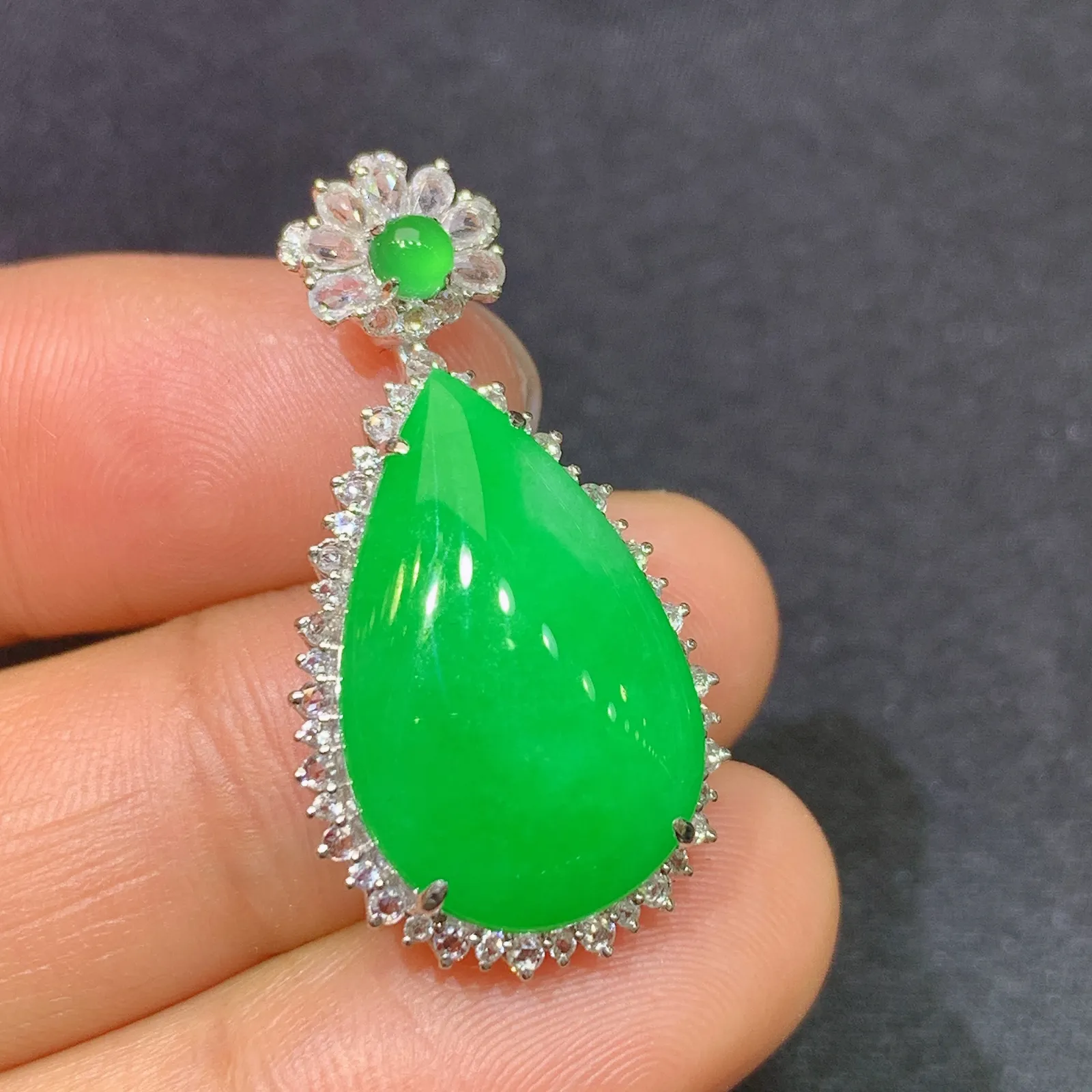 阳绿水滴吊坠，18k金镶嵌，色泽鲜阳，种水足 Xq 尺寸30.3*15.9*7.8