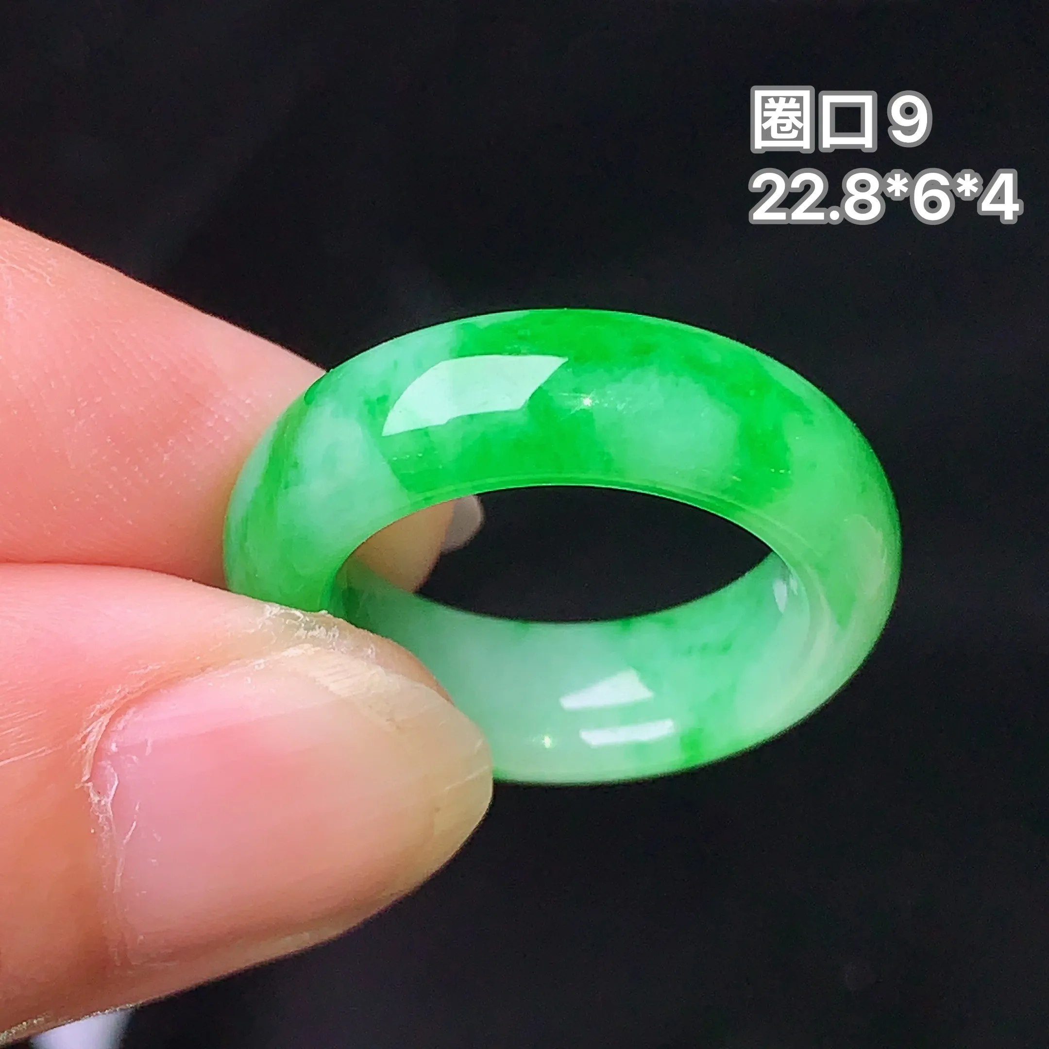 翠绿平安环吊坠 玉质细腻 色泽清新艳丽 圈口9 整体尺寸22.8*6*4