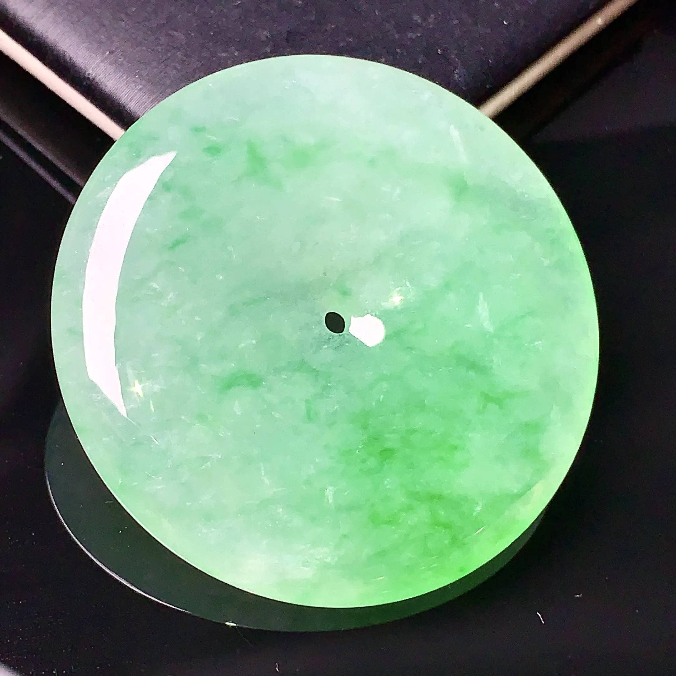 翠绿平安扣吊坠 玉质细腻 色泽清新艳丽 整体尺寸37.8*5.6