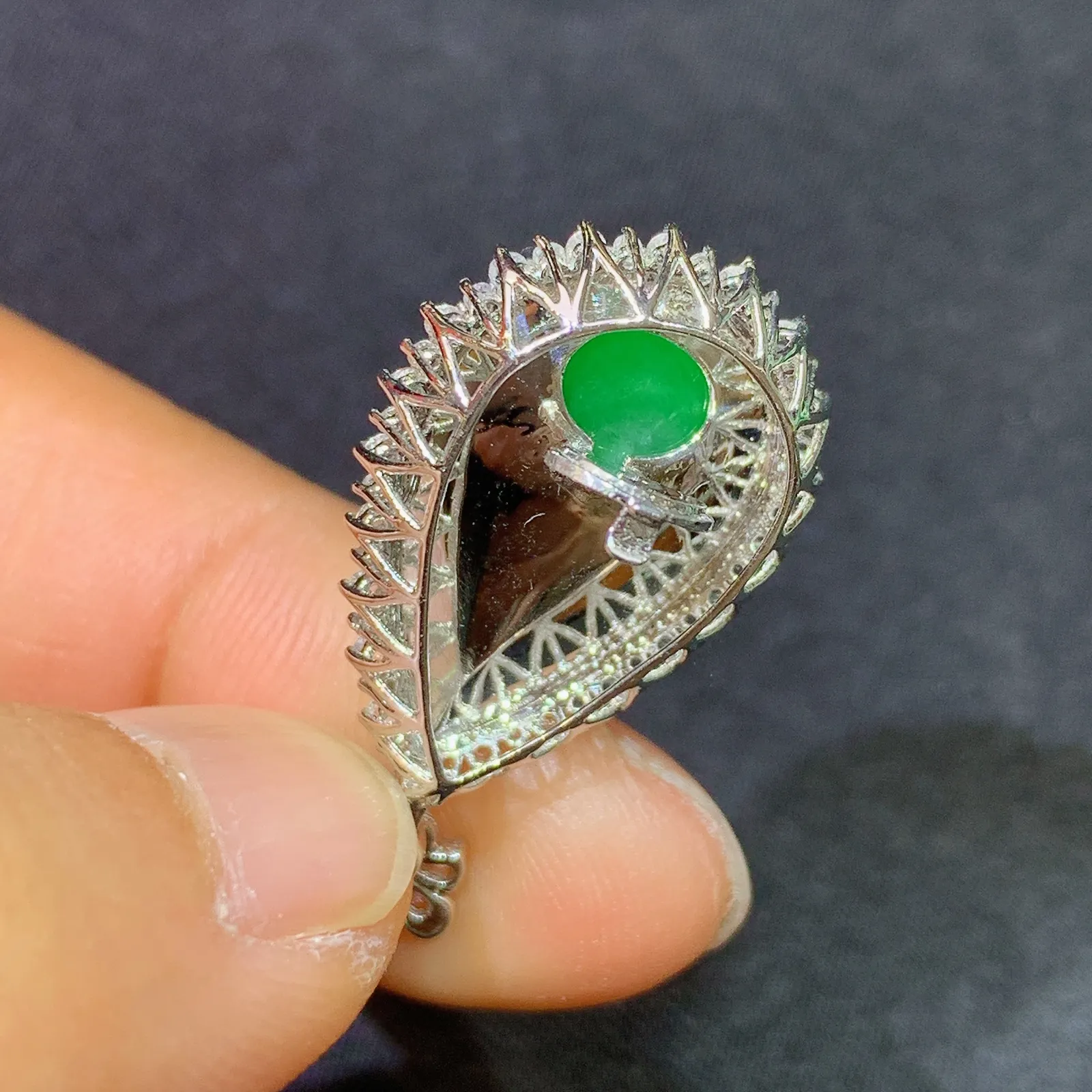 阳绿水滴吊坠，18k金镶嵌，色泽鲜阳，种水足 Xq 尺寸30.3*15.9*7.8