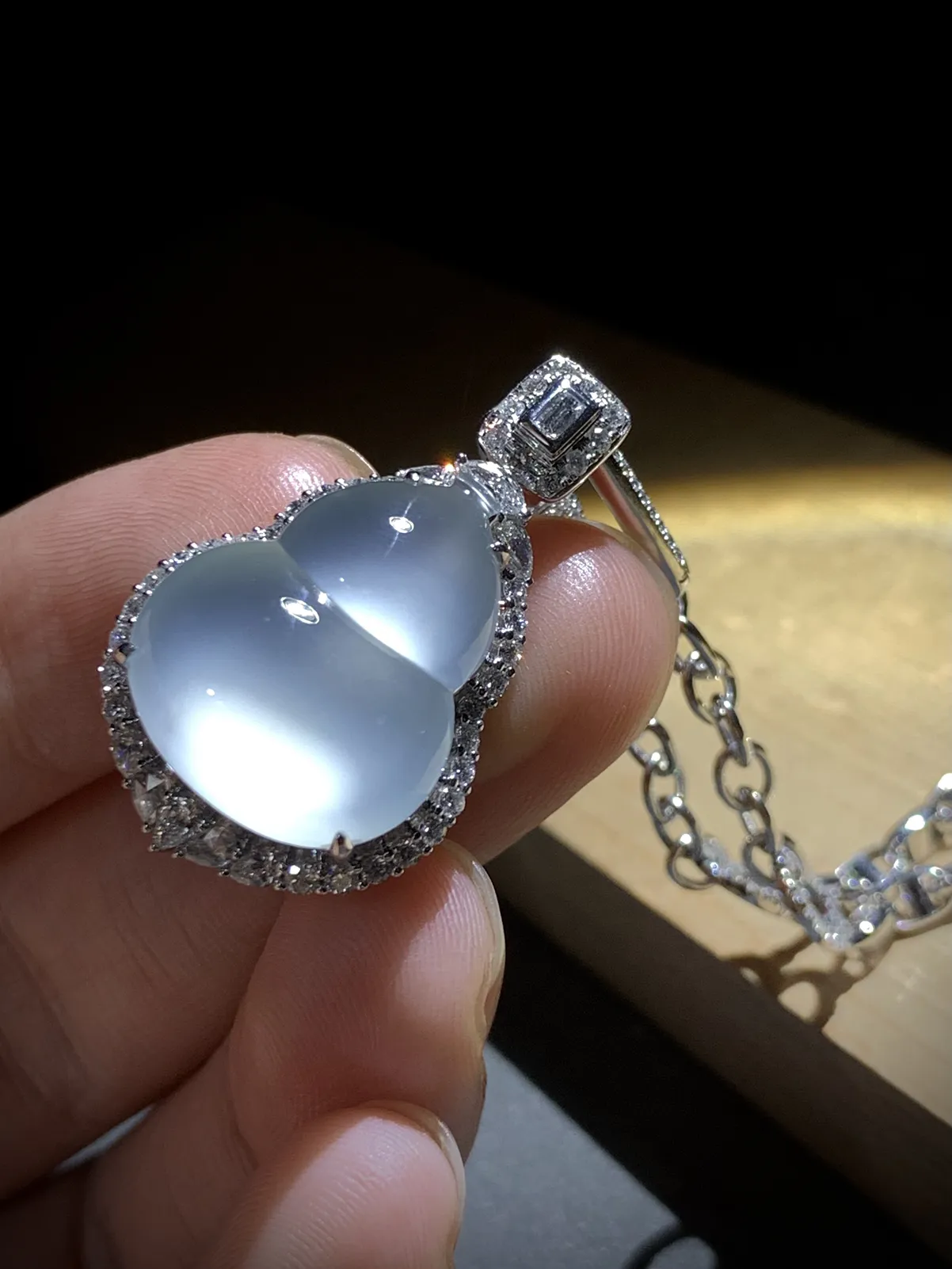 白冰葫芦，裸石约20.5-16.8-5mm，
整体33-20-11.5mm，9.12g，
18K金，