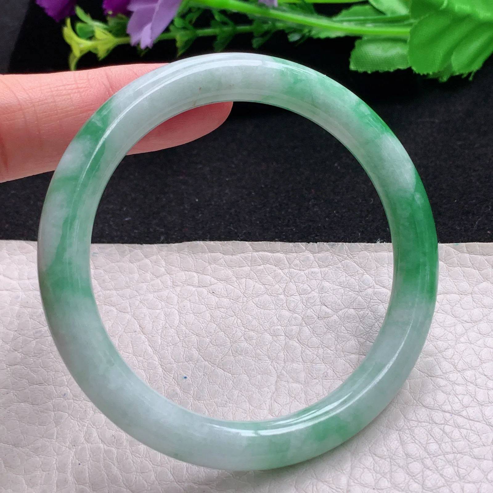 yh自然光57*8*8.3叮当镯 缅甸翡翠玉手镯飘绿秀气圆条玉手环