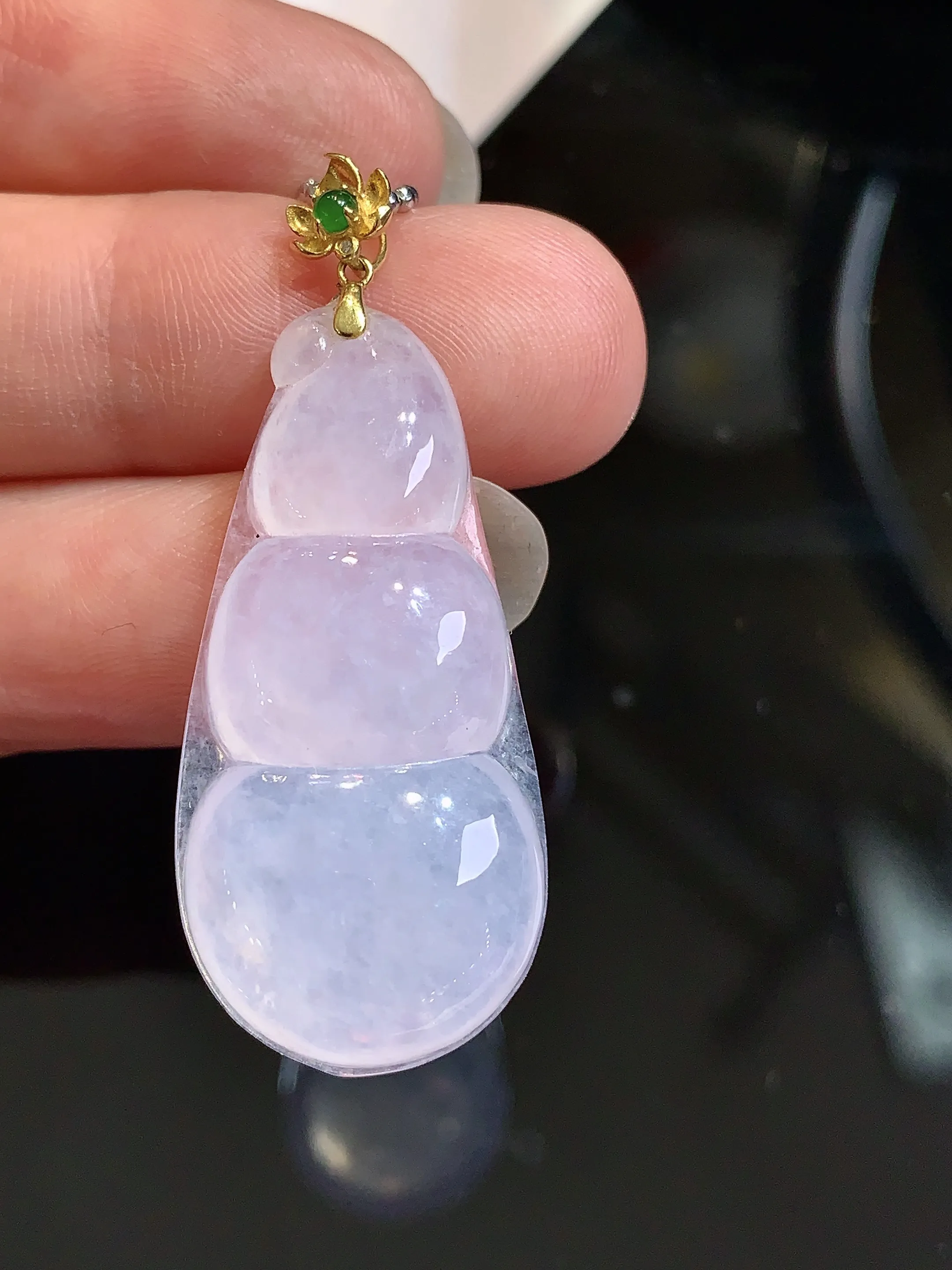 18k金钻镶嵌冰种四季豆吊坠 玉质细腻 色泽清新艳丽 整体尺寸39.3*16.1*6