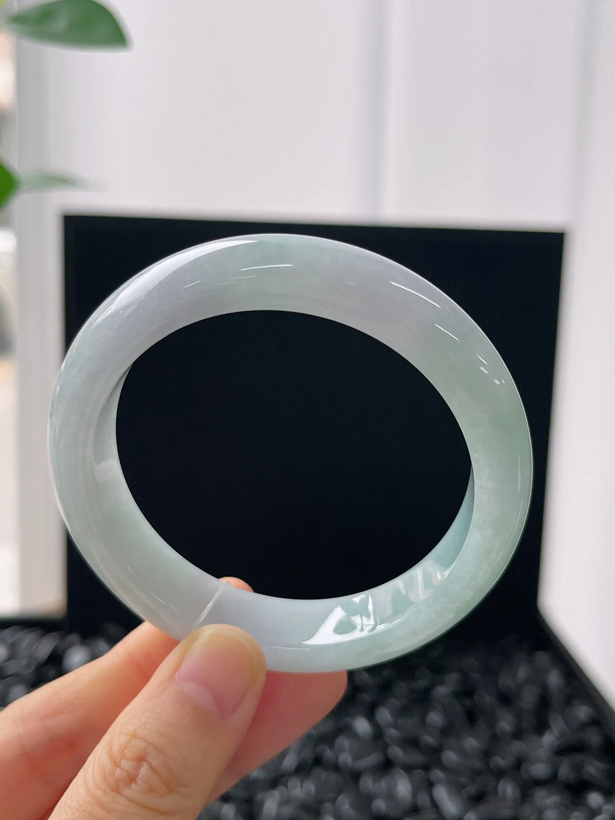 正圈54.3圈口，翡翠糯化种浅绿色手镯