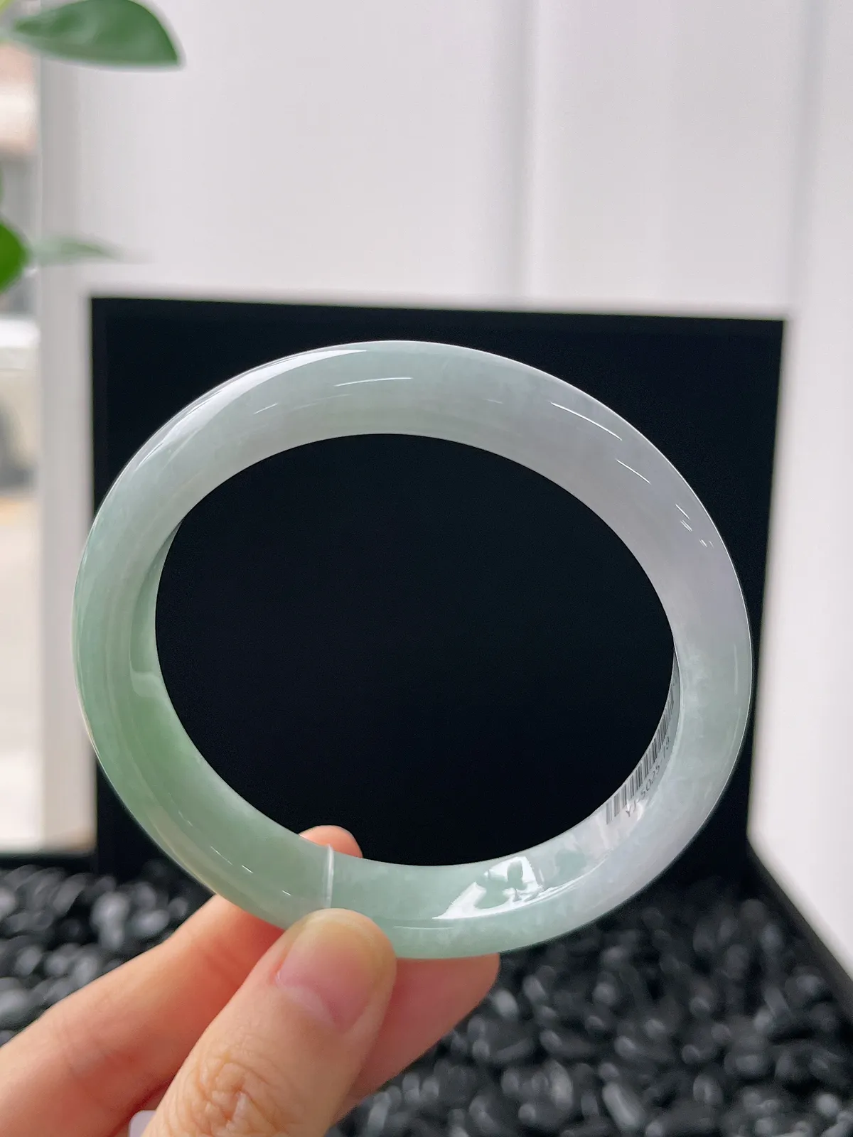 正圈60圈口，翡翠糯化种淡绿色手镯