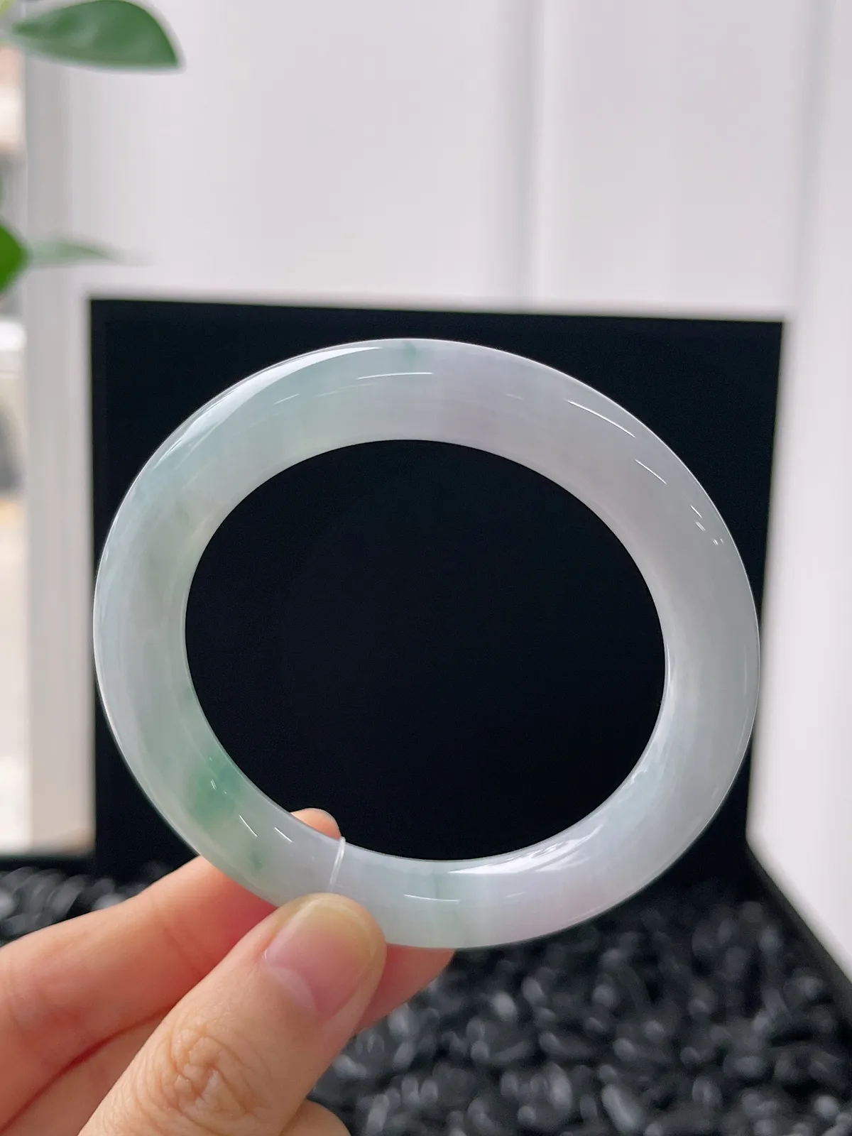 圆镯52.7圈口，翡翠冰糯种飘绿手镯