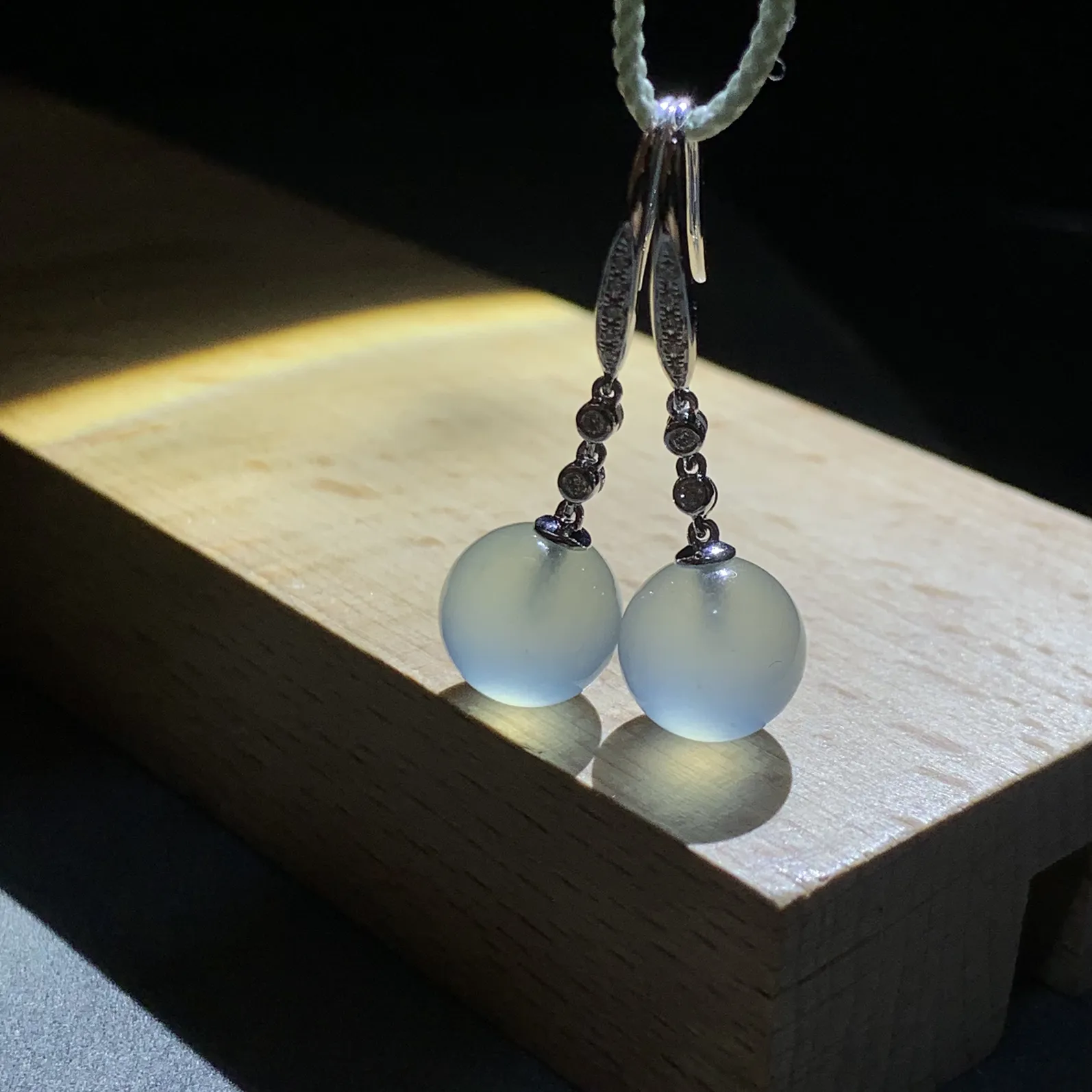 冰种翡翠珠子耳坠，直径9.5mm，
18K金，南非钻，一对4.32g，