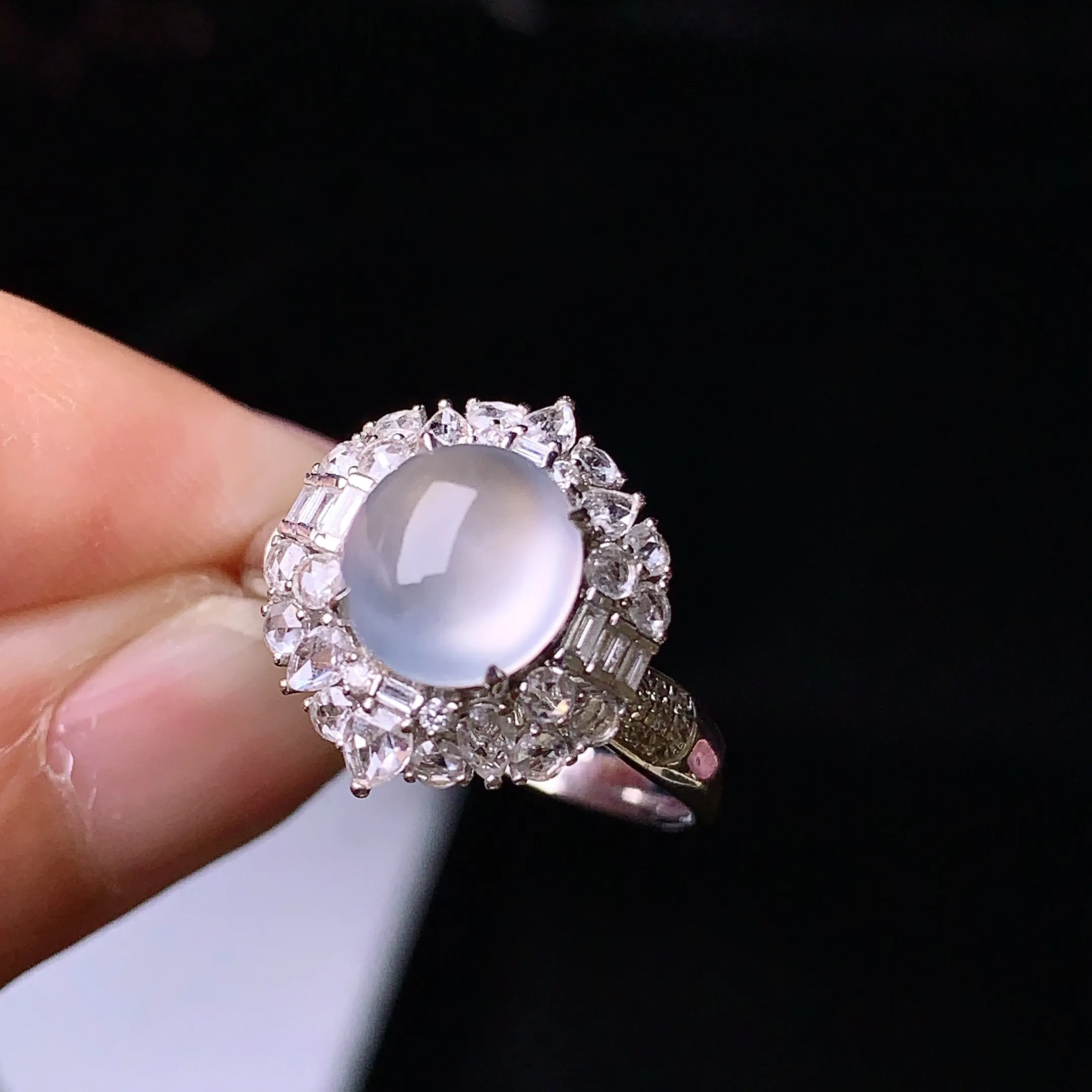 18k金钻镶嵌冰种蛋面戒指 玉质细腻 色泽清新艳丽 圈口14.5 整体尺寸14.7*12.8*10.8