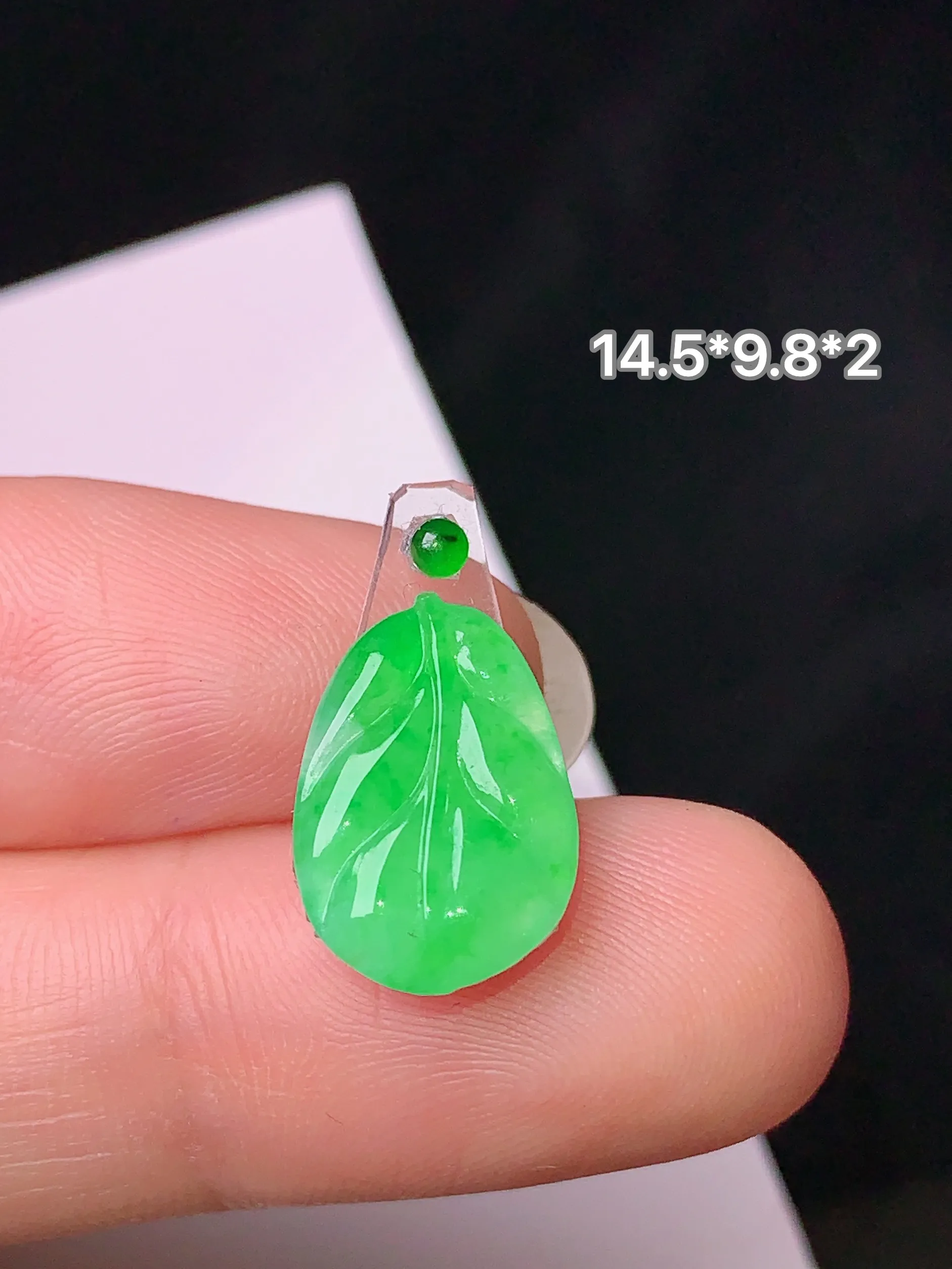 镶嵌款 翠绿树叶吊坠 玉质细腻 色泽清新艳丽 整体尺寸14.5*9.8*2