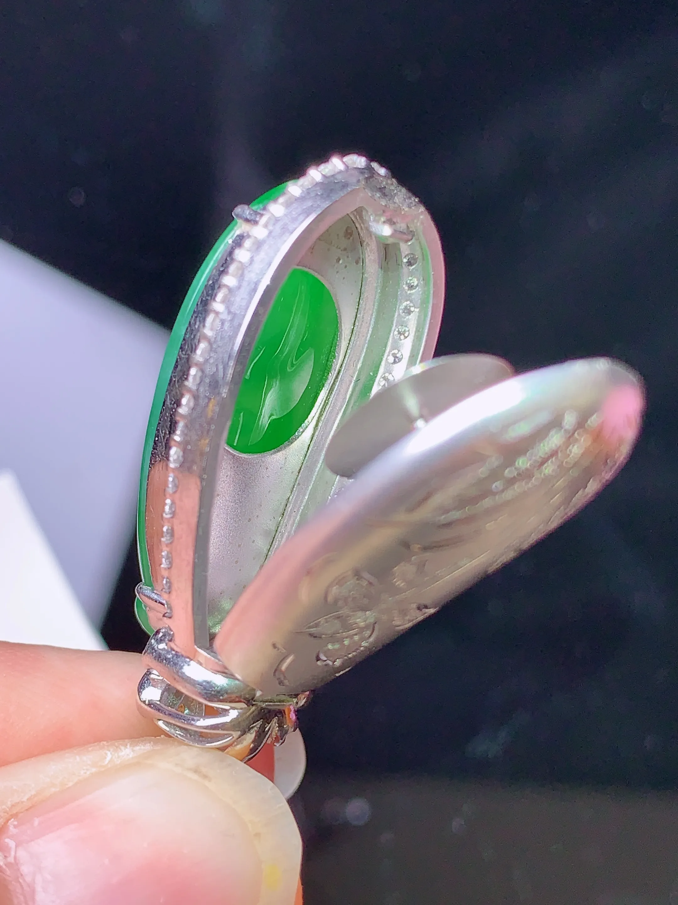 18k金钻镶嵌满绿四季豆吊坠 玉质细腻 色泽清新艳丽 整体尺寸37.8*13*11.8