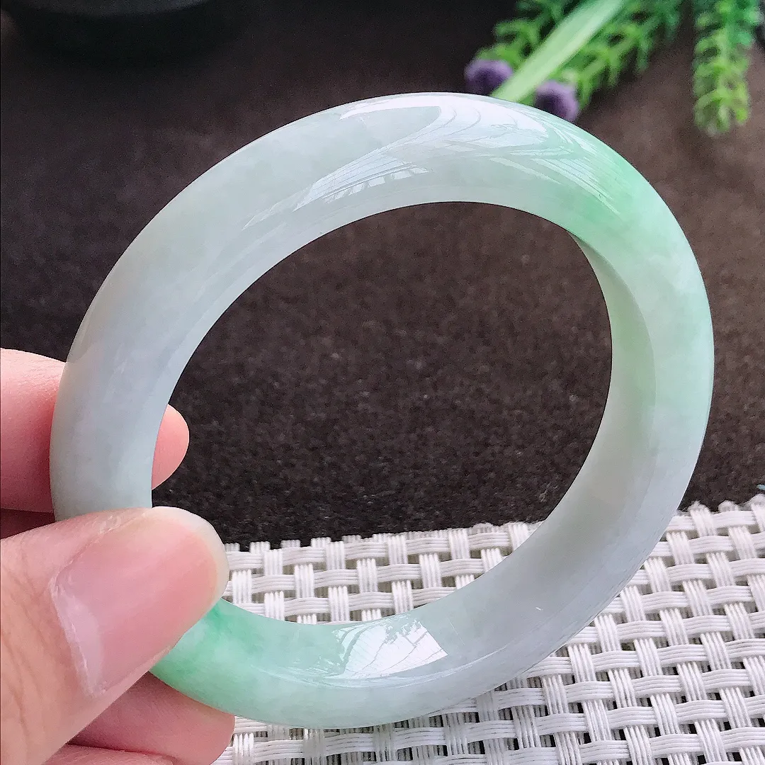 天然a货翡翠55.5/12.3/9老坑精美温润飘绿手镯宽边翡翠玉手镯