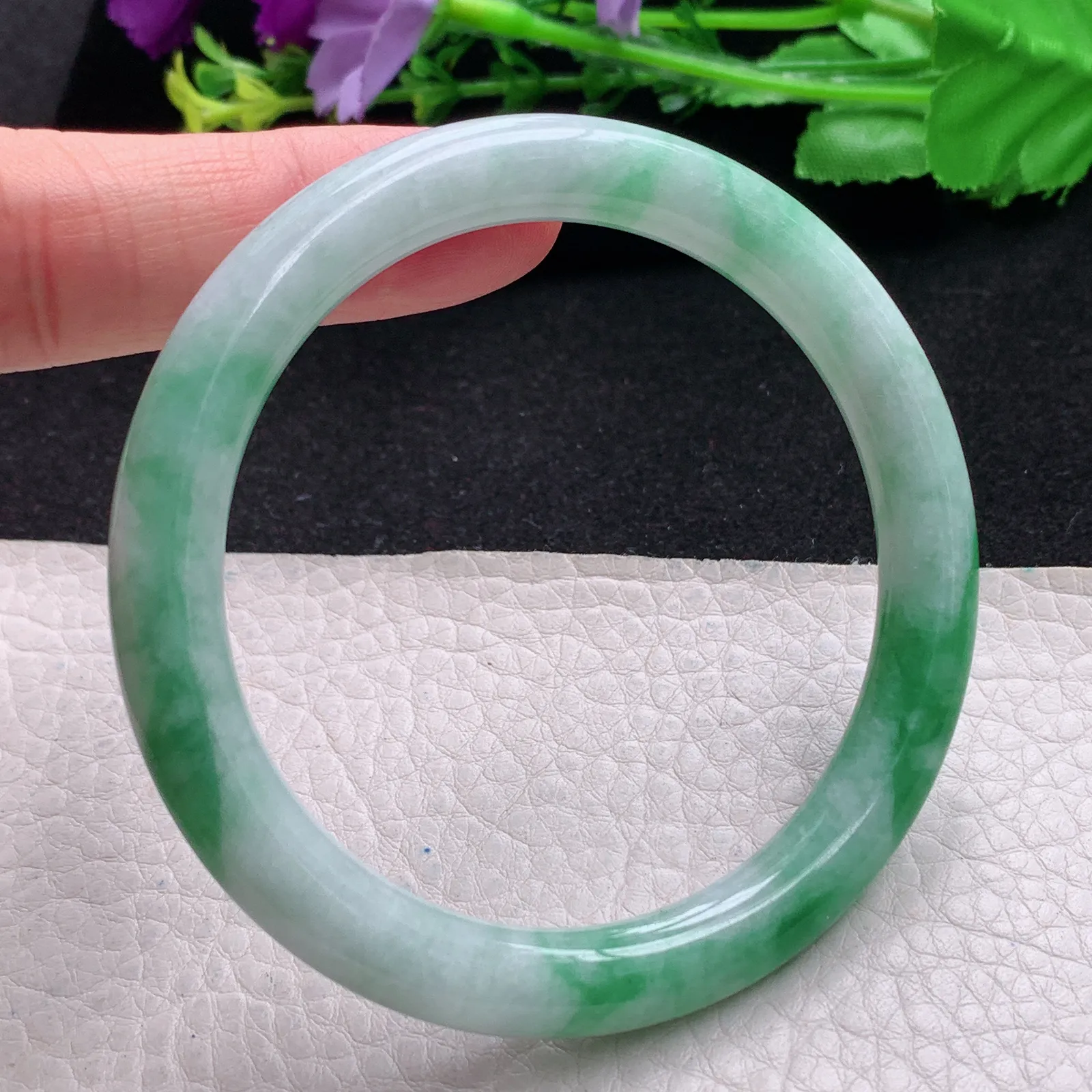 yh自然光57*8*8.3叮当镯 缅甸翡翠玉手镯飘绿秀气圆条玉手环