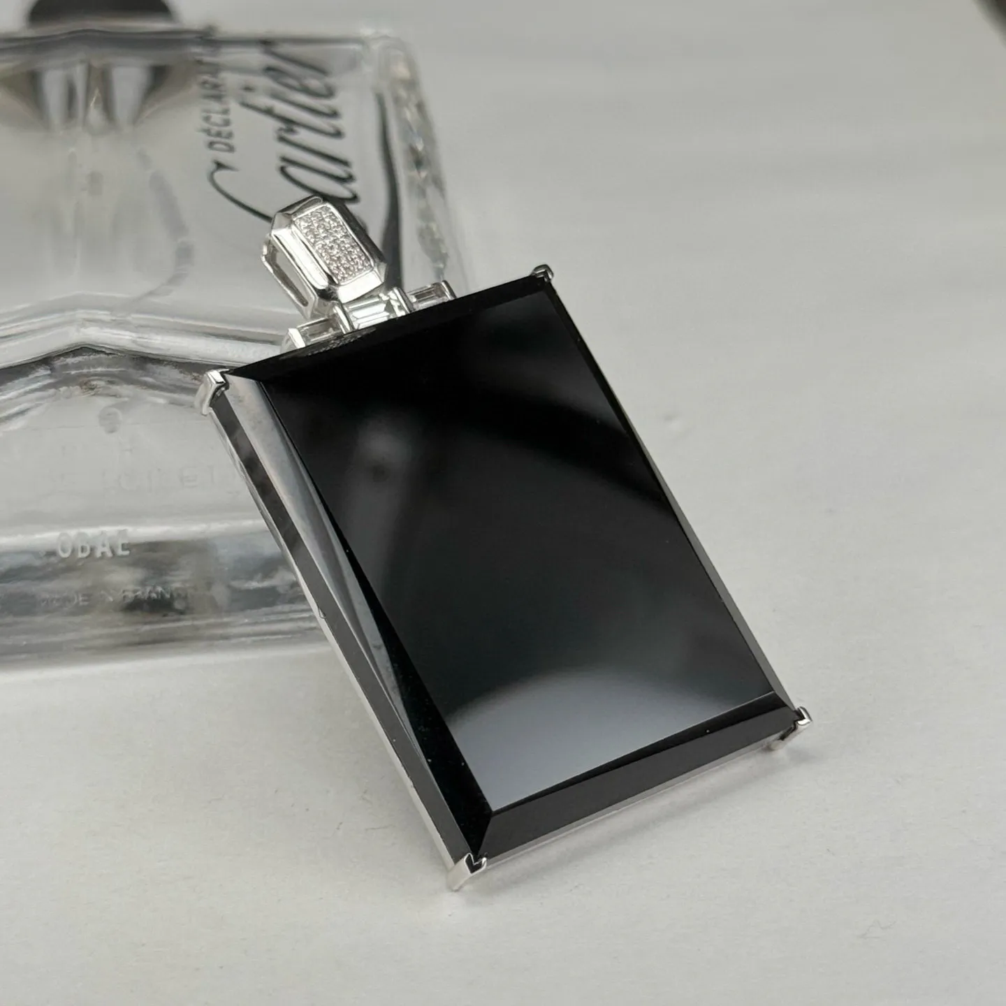 精品18k墨翠无事牌 种好色正 黑度极好 打灯通透 油性十足  尺寸49.1