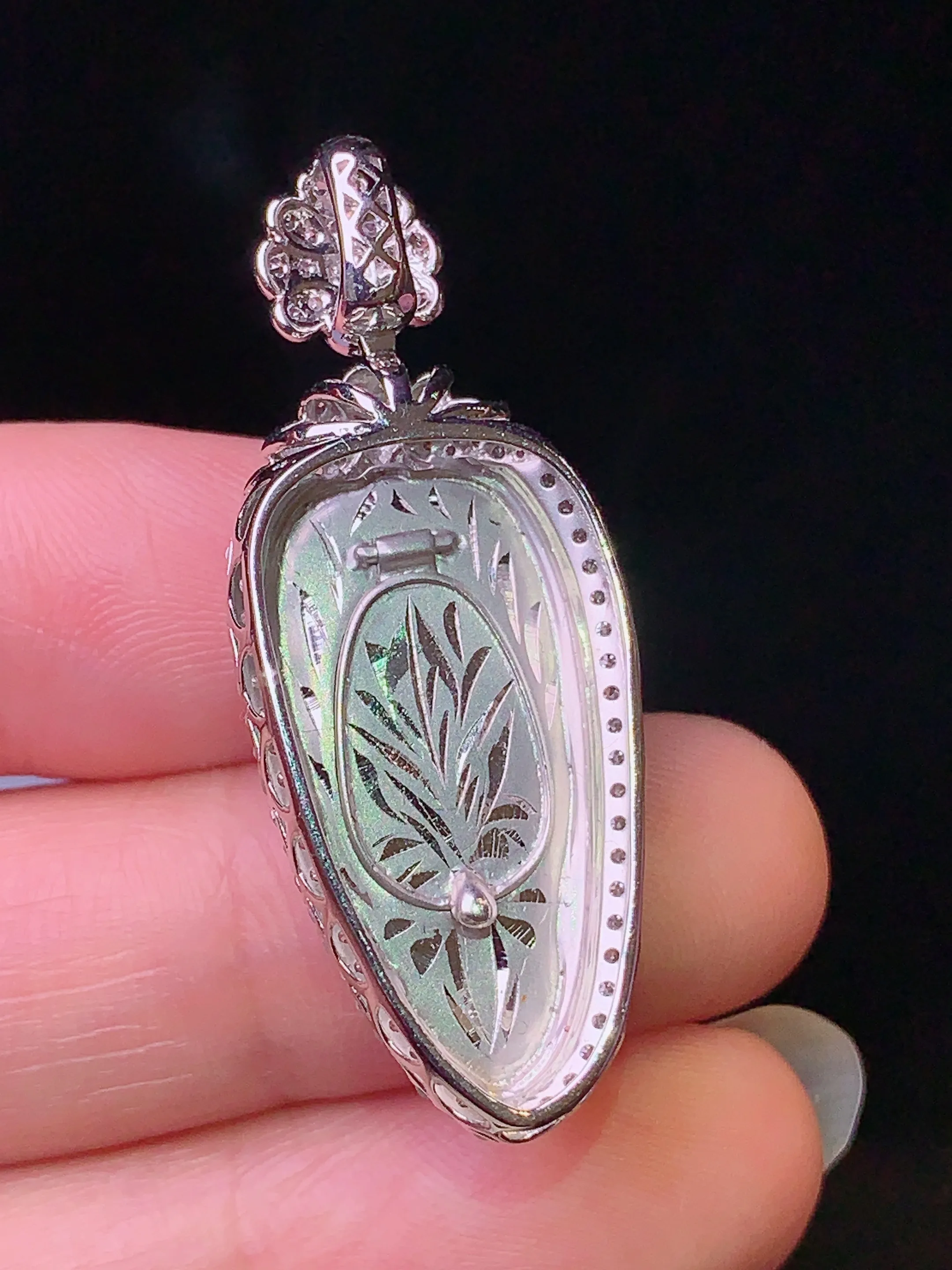 18k金钻镶嵌满绿树叶吊坠 玉质细腻 色泽清新艳丽 整体尺寸39.2*15.2*7.6