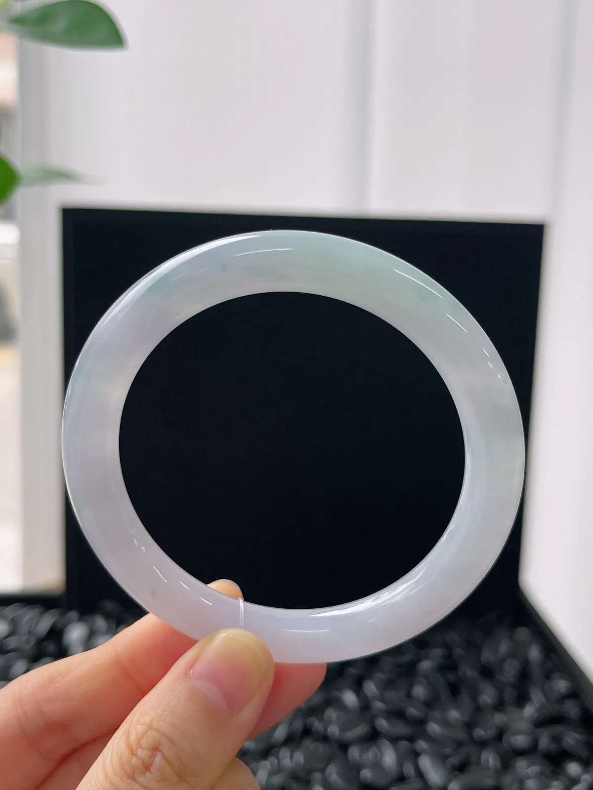 圆镯55.6圈口，翡翠冰糯种飘花手镯