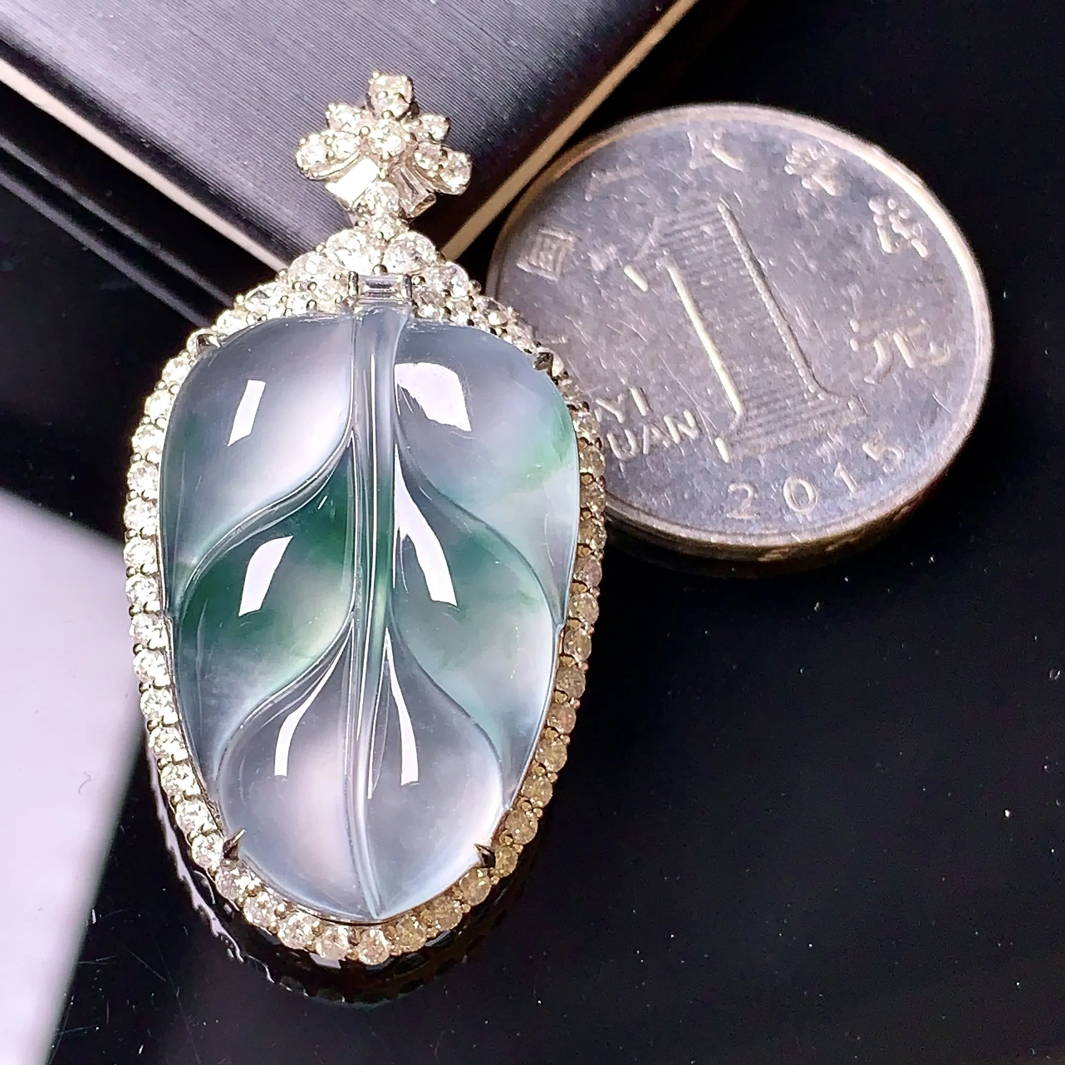 18k金钻镶嵌冰种树叶吊坠 玉质细腻 色泽清新艳丽 整体尺寸39.8*21.2*9.3