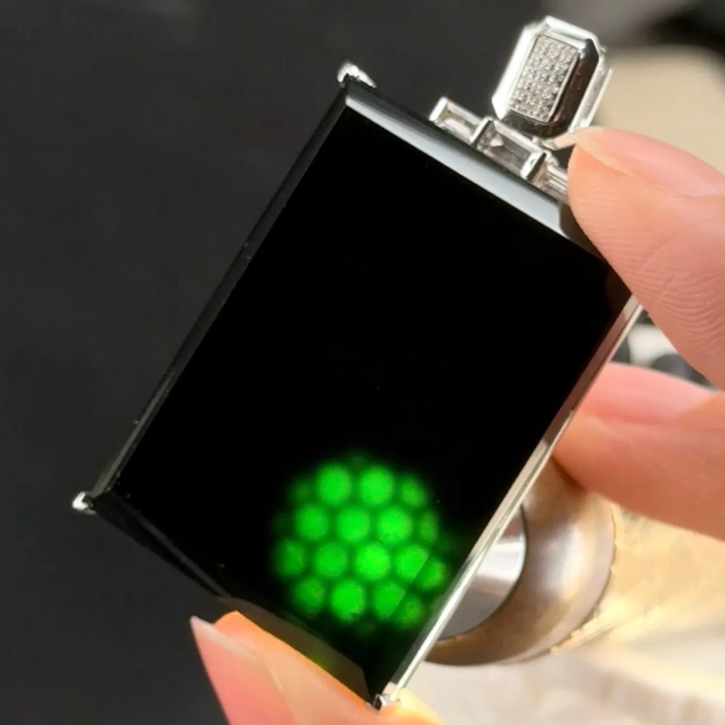 精品18k墨翠无事牌 种好色正 黑度极好 打灯通透 油性十足  尺寸49.1