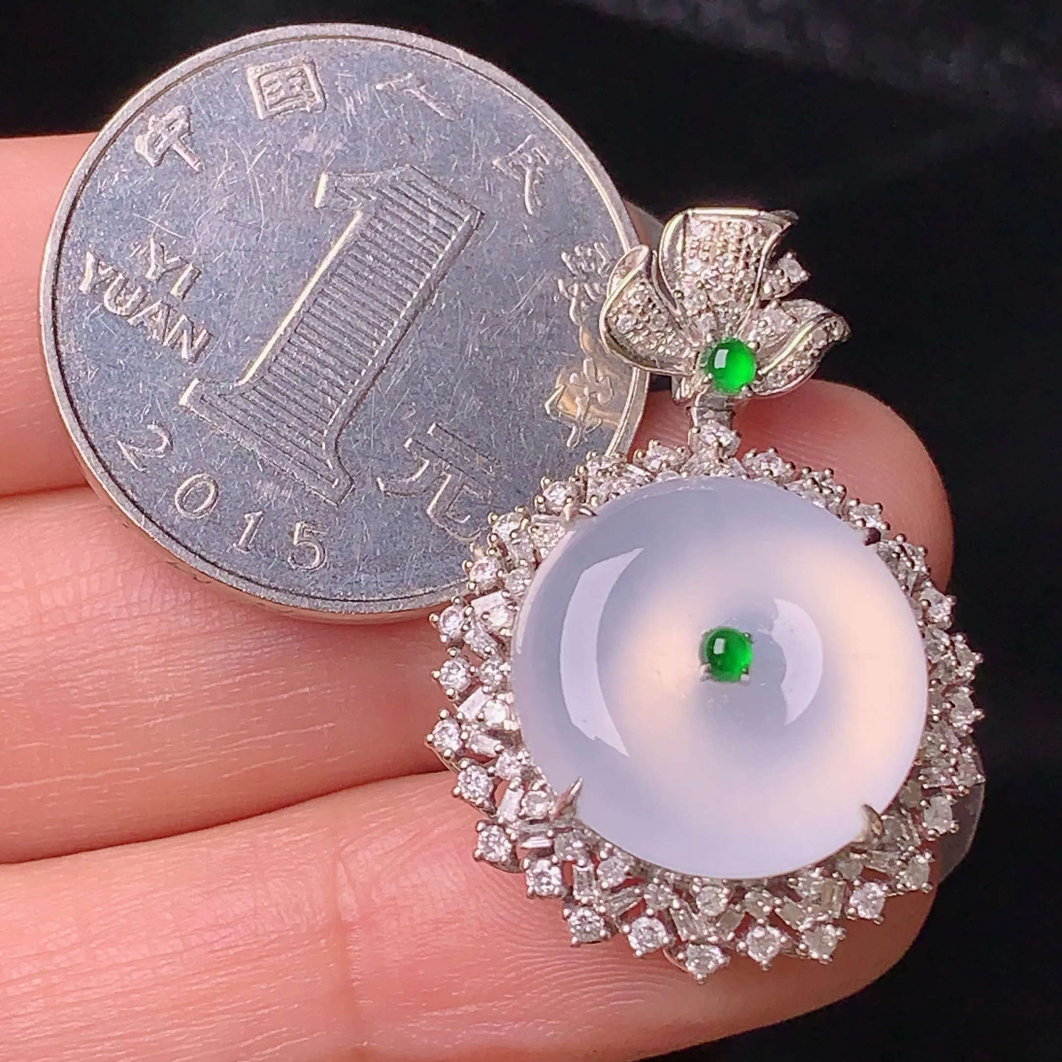 18k金钻镶嵌冰种平安扣吊坠 玉质细腻 色泽清新艳丽 整体尺寸30.8*22*9.2