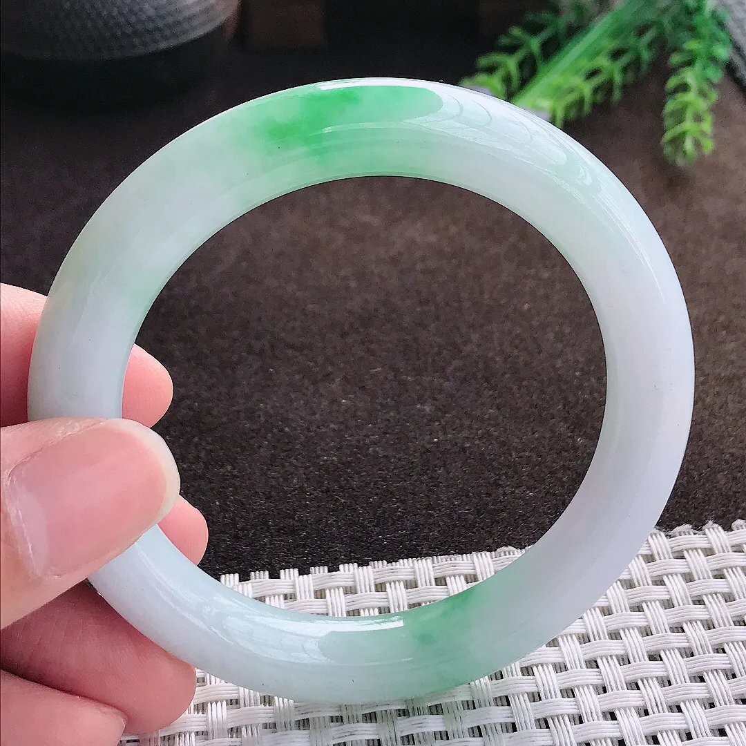 天然a货翡翠56.5/9.9/10老坑精美冰润飘阳绿圆条手镯翡翠玉手镯