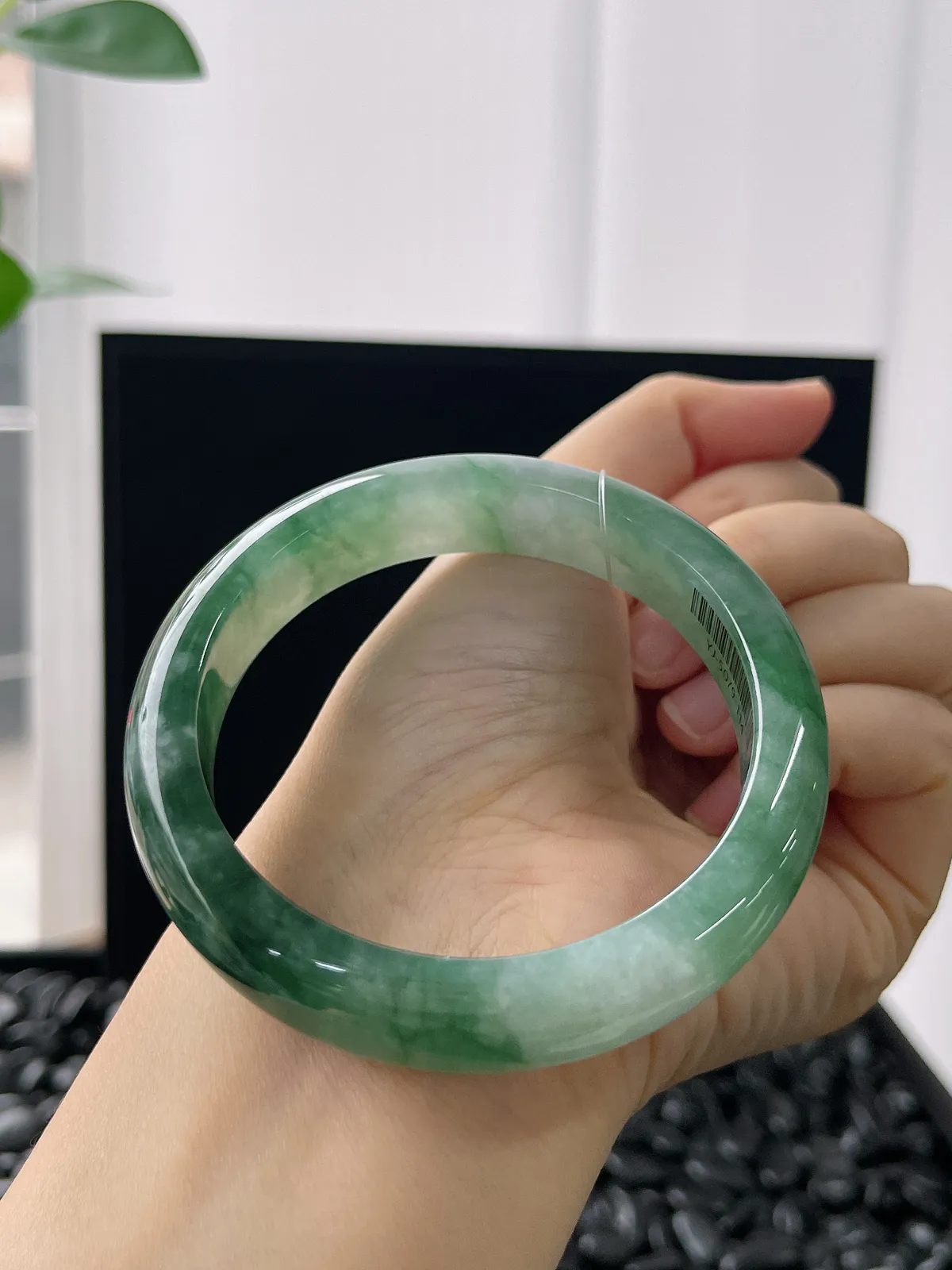 正圈57.6圈口，翡翠糯化种飘绿手镯
