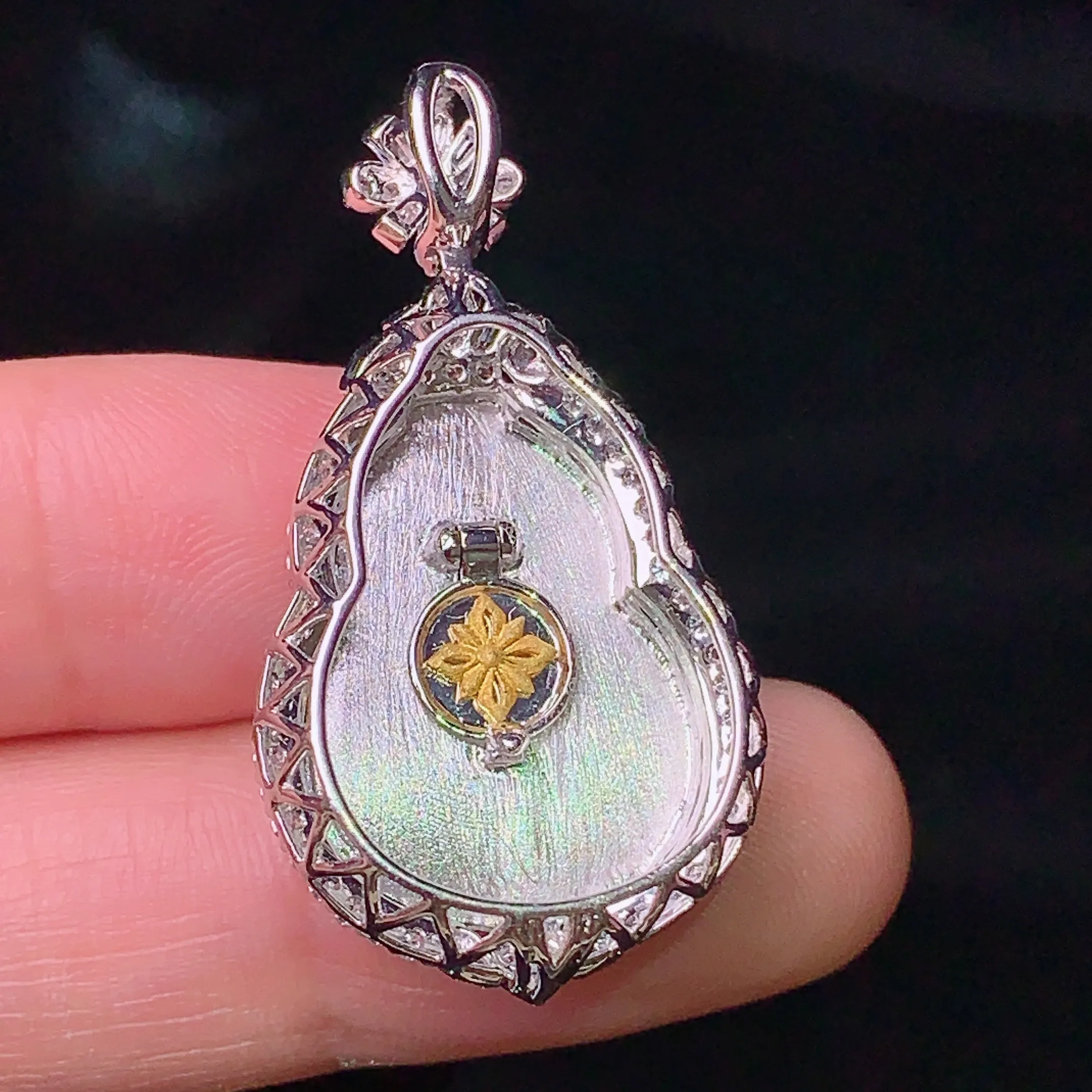 18k金钻镶嵌紫罗兰葫芦吊坠 玉质细腻 色泽清新艳丽 整体尺寸35.3*18.8*11.5