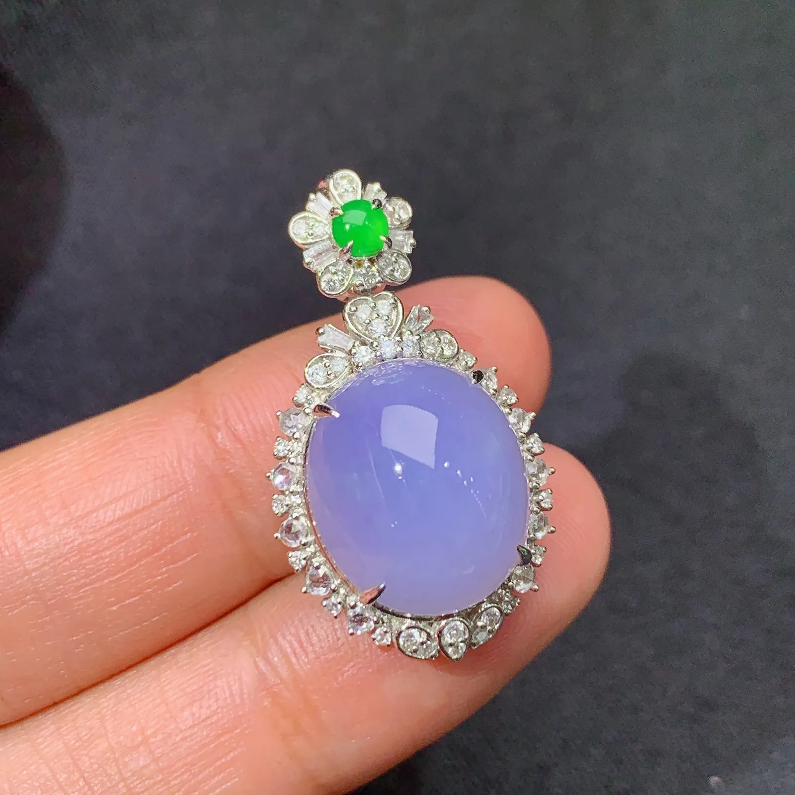 紫罗兰蛋面吊坠，18k金镶嵌，颜色鲜艳，温润细腻 尺寸29.7*17.1*11.1