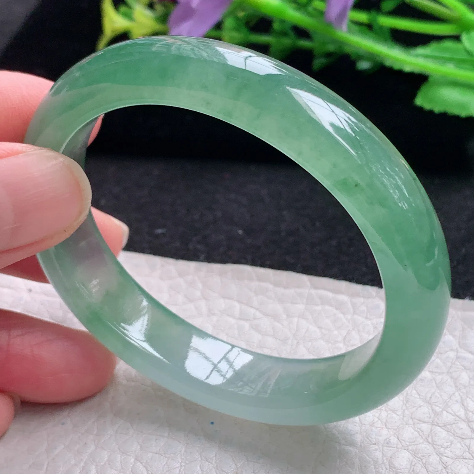 xo小圈口53*45*12.6*7.8贵妃镯 缅甸翡翠玉手镯冰绿起光秀气蛋形宽边玉手环