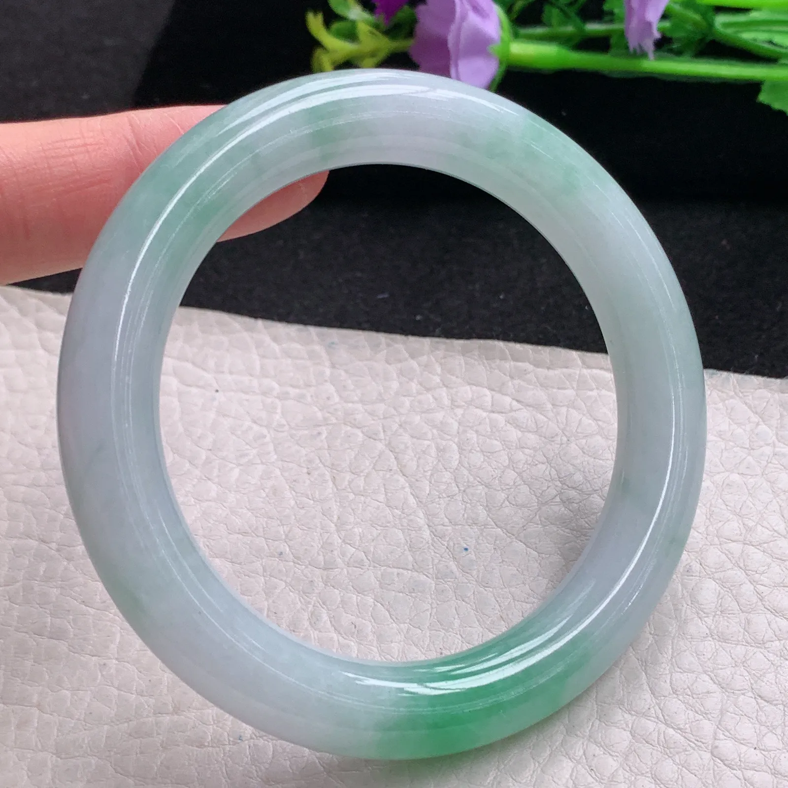 js自然光57*10.3美人镯 缅甸翡翠玉手镯飘绿水润圆条玉手环 美人镯