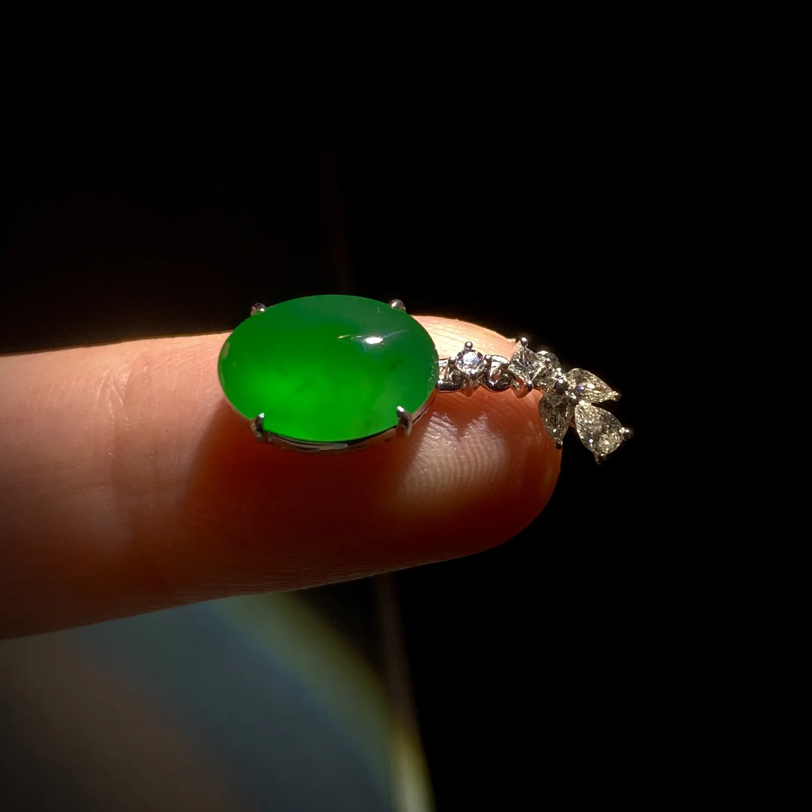 绿蛋面吊坠，
裸石12.5-9.5-4mm，
整体24.5-9.5-6mm，2.42g，
18K金，