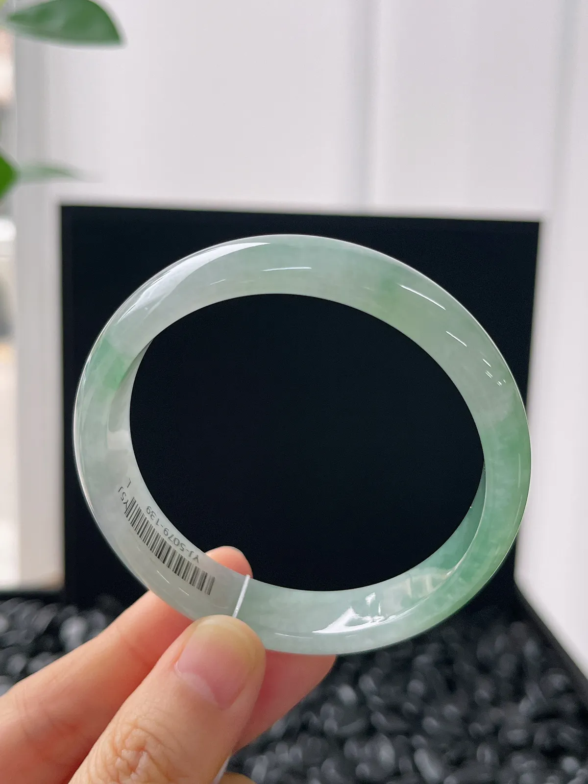 正圈54.3圈口，翡翠冰糯种淡绿色手镯