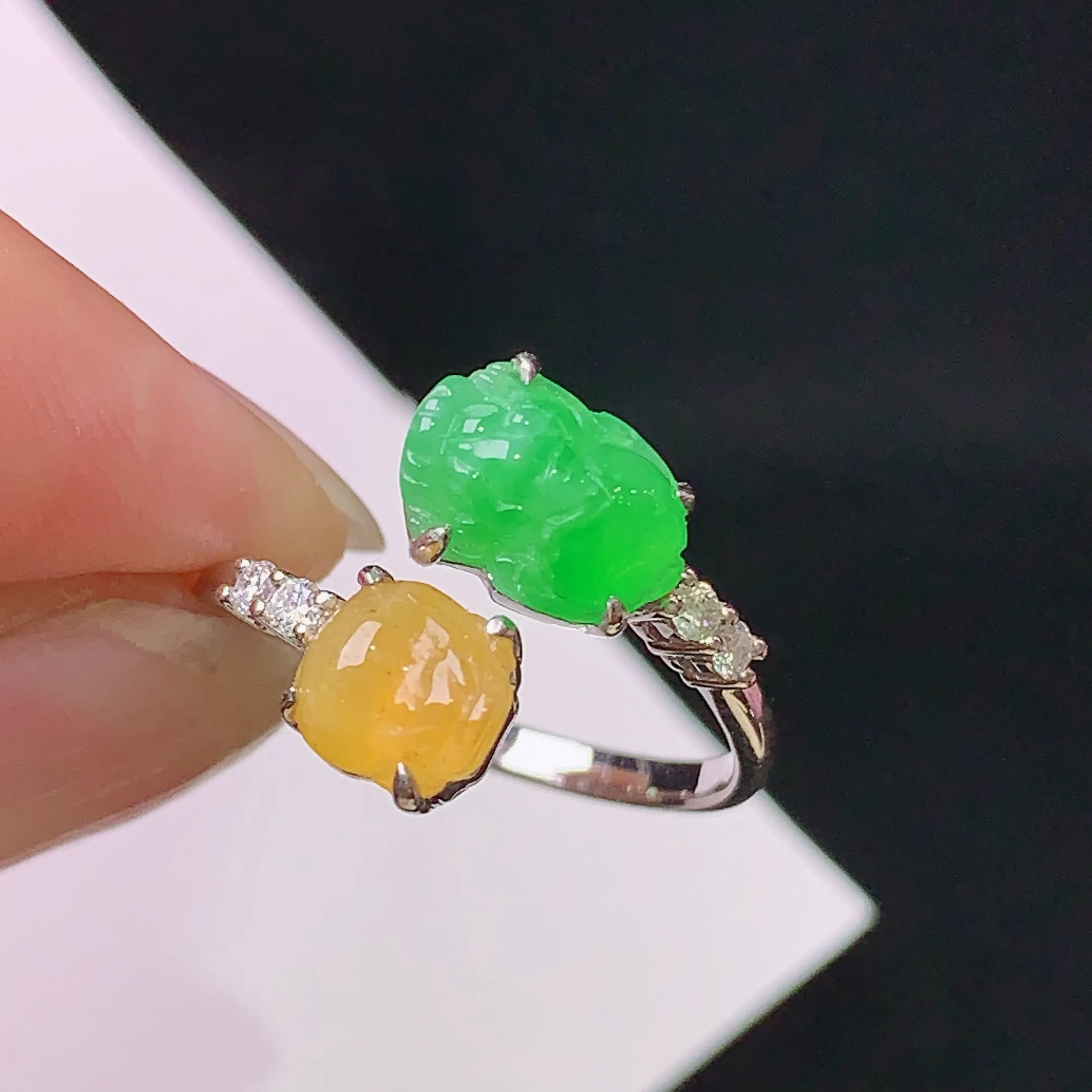 18k金钻镶嵌黄绿戒指 玉质细腻 色泽清新艳丽 圈口12.5 裸石尺寸8.6*5.8*3