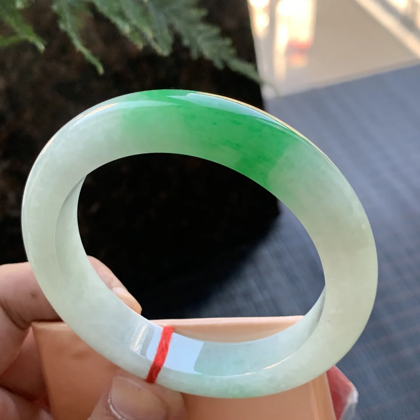 正圈冰糯阳绿 无瑕 尺寸:57.1/12.4/9.7 色好 大圈口