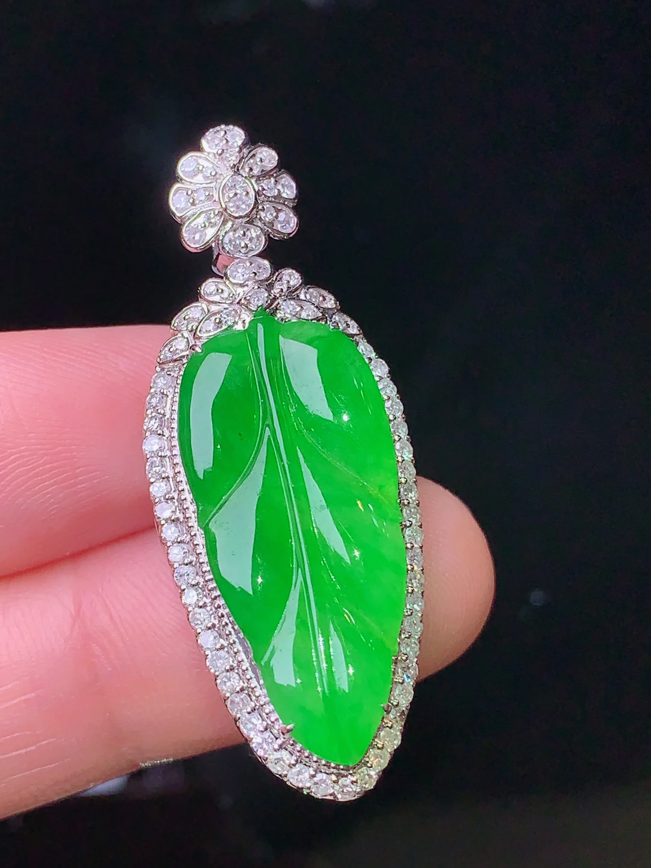 18k金钻镶嵌满绿树叶吊坠 玉质细腻 色泽清新艳丽 整体尺寸39.2*15.2*7.6