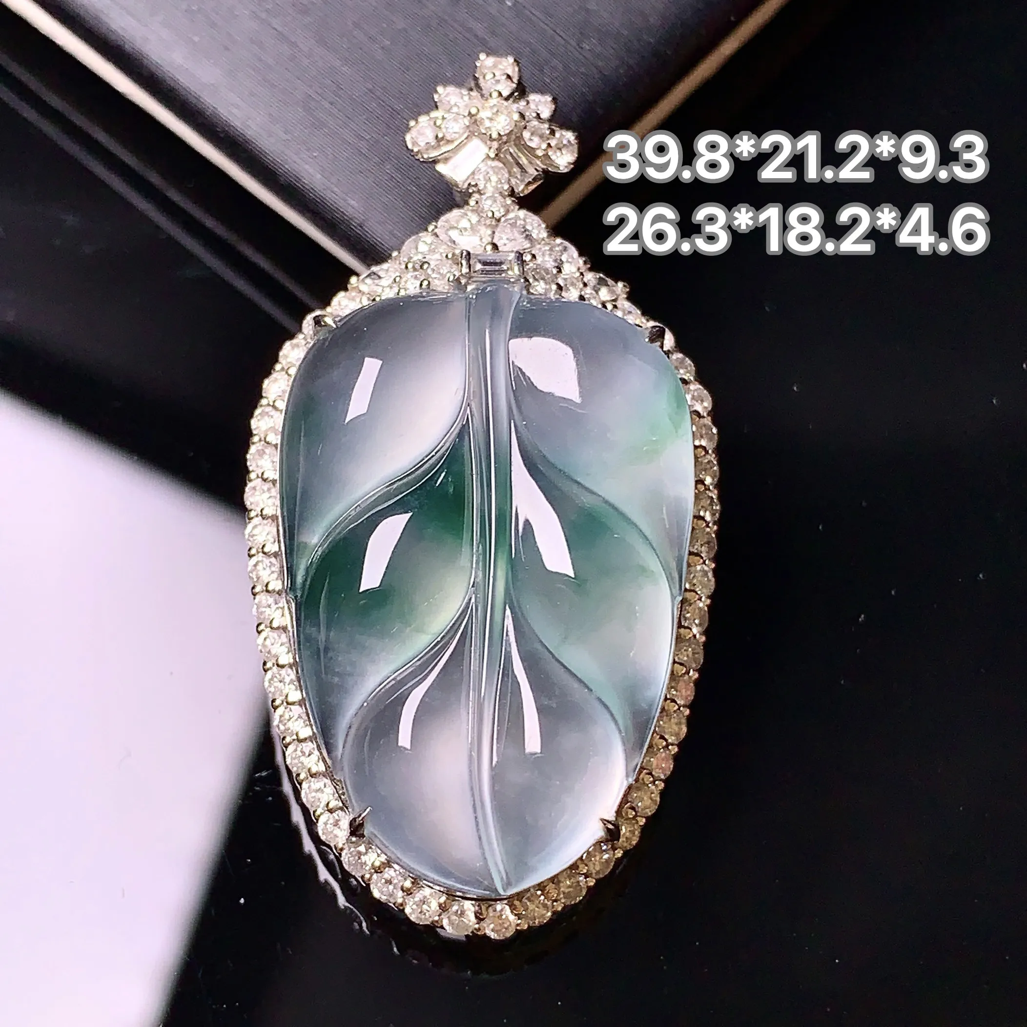 18k金钻镶嵌冰种树叶吊坠 玉质细腻 色泽清新艳丽 整体尺寸39.8*21.2*9.3