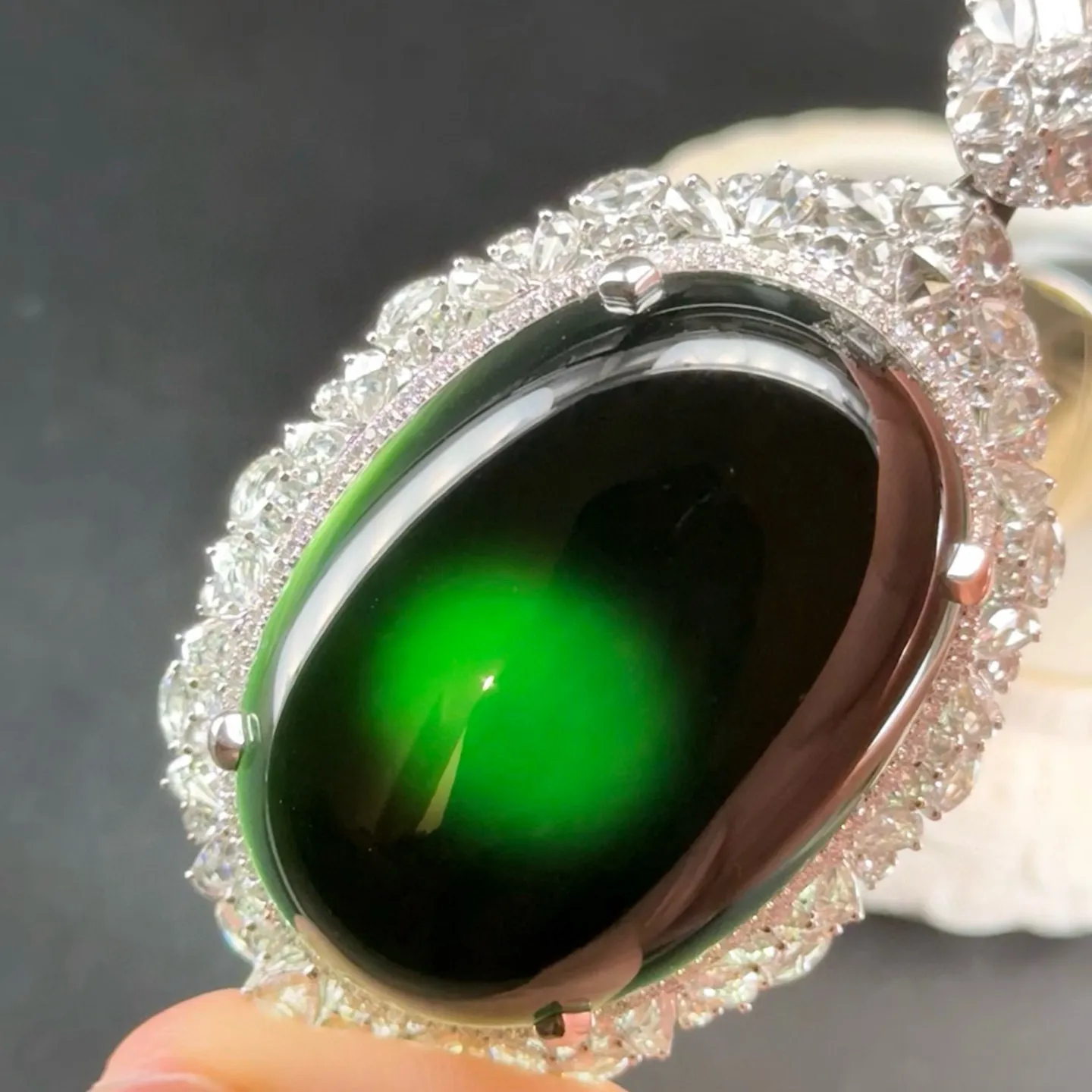 精品满钻豪镶墨翠大蛋面吊坠 种好色正 黑度极好 打灯通透