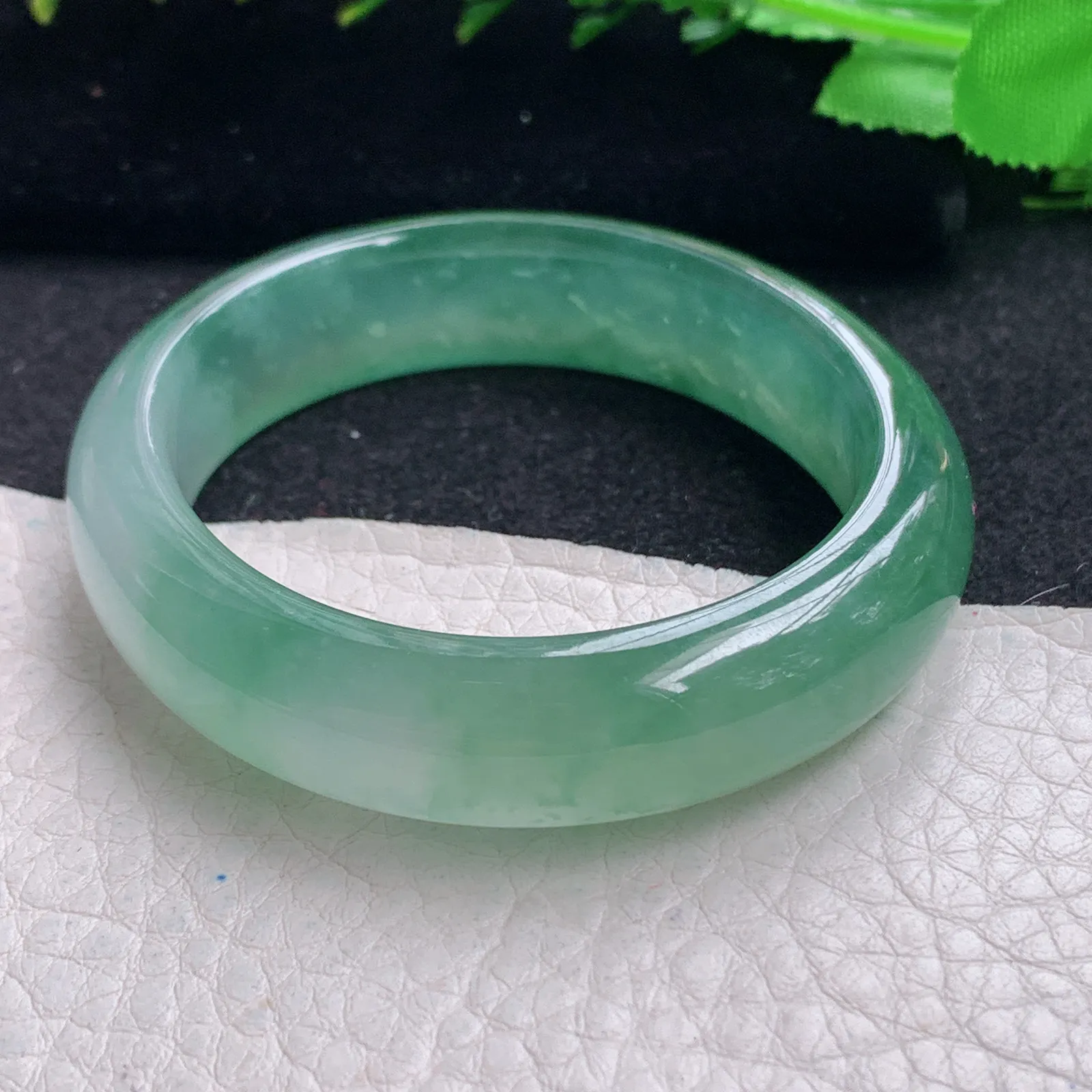 xo小圈口53*45*12.6*7.8贵妃镯 缅甸翡翠玉手镯冰绿起光秀气蛋形宽边玉手环