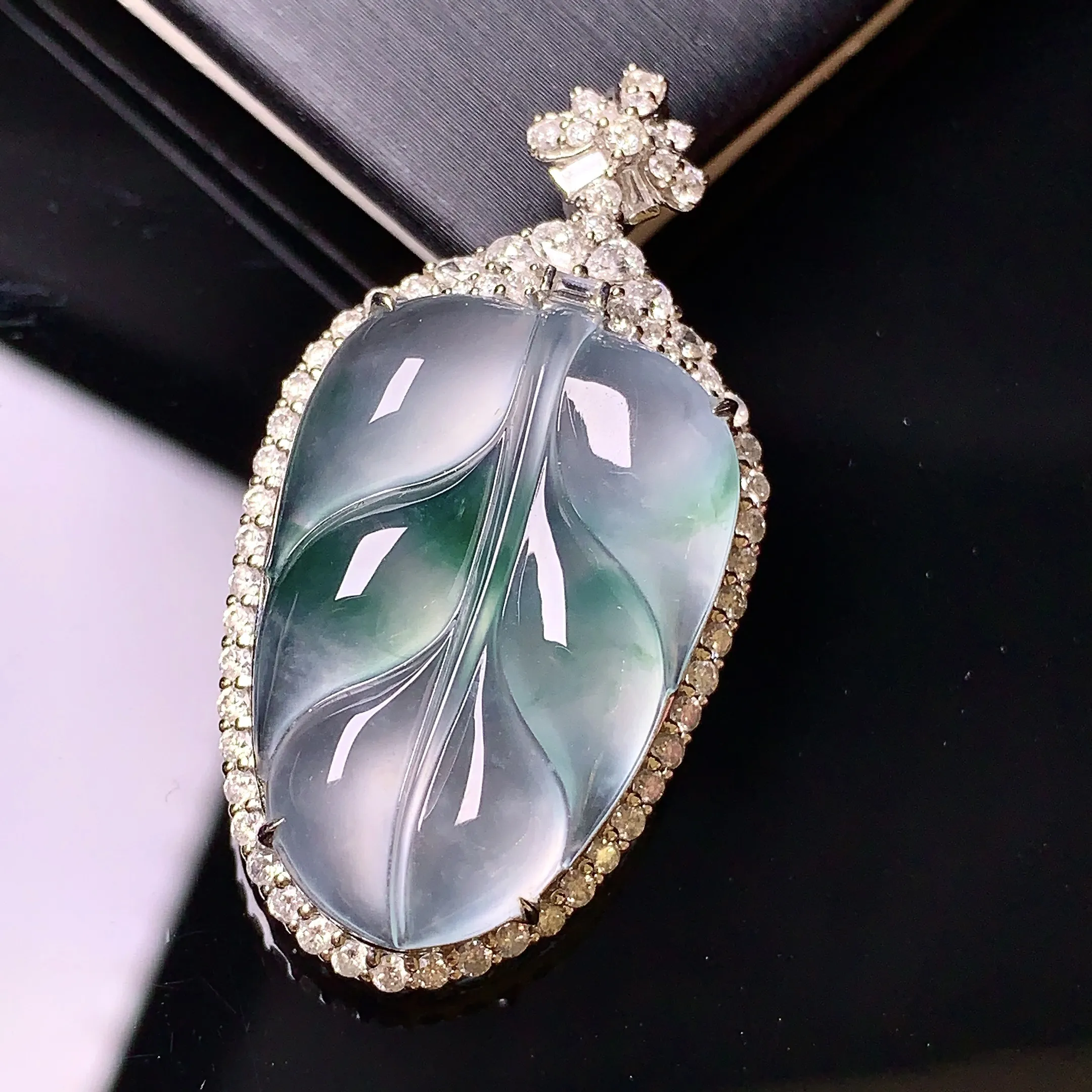 18k金钻镶嵌冰种树叶吊坠 玉质细腻 色泽清新艳丽 整体尺寸39.8*21.2*9.3