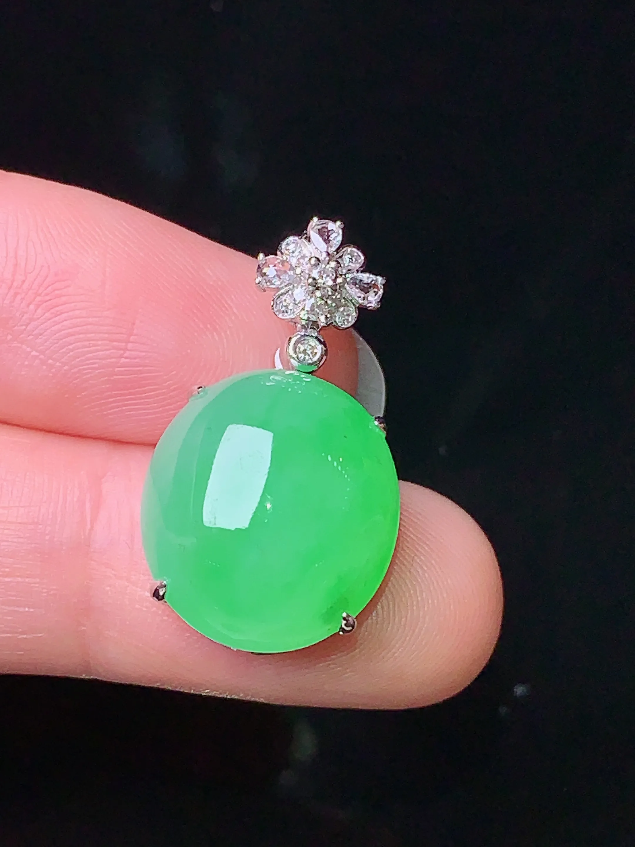 18k金钻镶嵌翠绿蛋面吊坠 玉质细腻 色泽清新艳丽 整体尺寸25.5*14.2*9.2